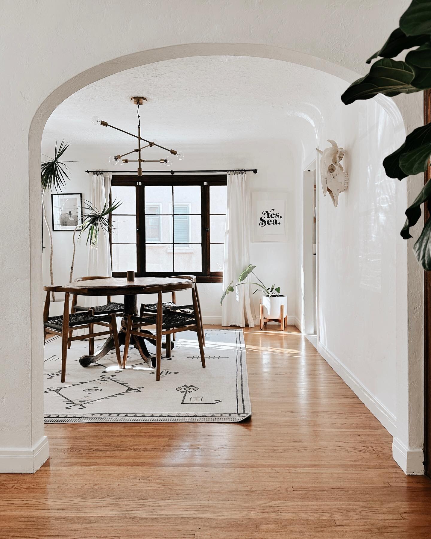 The temporary kitchen in the dining room is officially gone🙏🏽

Man does it feel good to have the plastic down, our home put back together and to know where everything is again🤪

#blancobungalow

#diningroomdesign 
#diningroominspo 
#spanishrevival