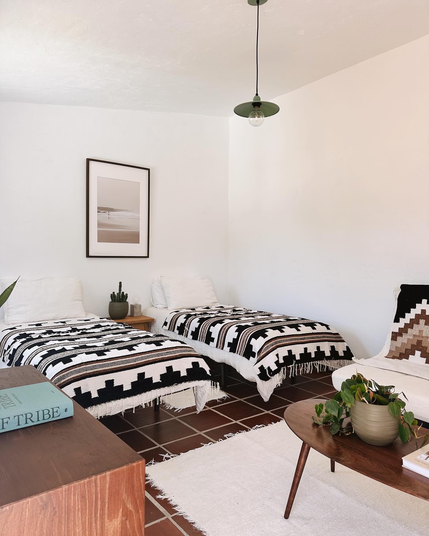 Le Surf Shack✌🏼🌵 
Our latest addition at The Blanco Bungalow Ericeira featuring 2 single beds, sofa, mini fridge, Marshall speaker and an adjacent bathroom with two dorm-style showers, surf rack and sunny patio overlooking the pool. 

Guests also h