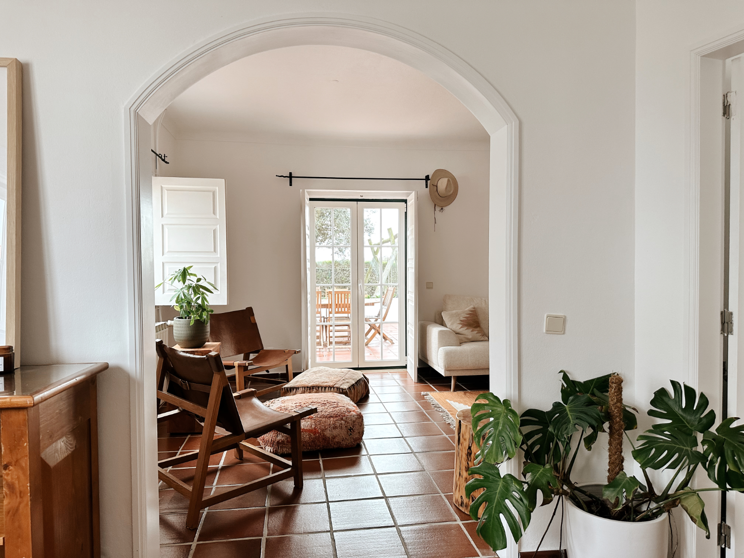 Arched living room in Casa Palo Verde at The Blanco Bungalow, Ericeira