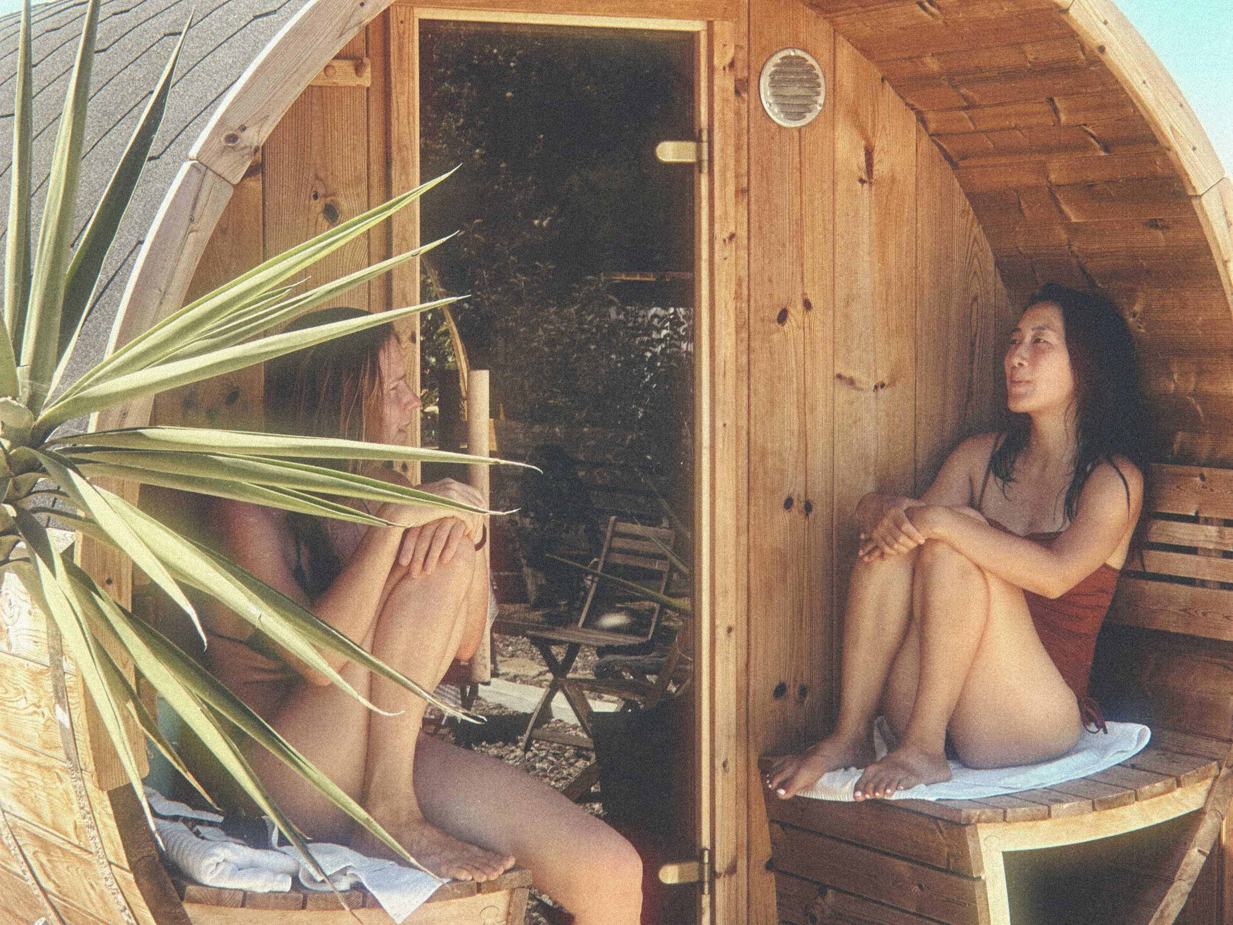 Outdoor spa with wood-fired sauna and cold plunge at Blanco Bungalow, Ericeira
