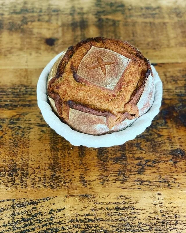 Baking your own bread is always the best option but it&rsquo;s not always possible! Do you know how to identify a real sourdough bread when shopping around? 🤔🥖🍞🤔
.
Check out our new blog post (🔗 in bio)
.
What do you look for when sourcing your 