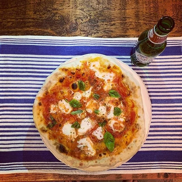 Sourdough pizza night 🍕 .
24 hours fermented dough, 5 minutes baking, 2 minutes of pleasure 😋❤️
.
.
#sourdough #sourdoughpizza #pizzanight #welovefood #sourdoughlove #slowfermentation #pizzamaster #bakingcourse #pizzamania #healthyeating #guthealth