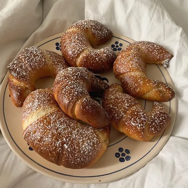 #Breakfast in bed on a Sunday 🥐
.
#cornetti #simplerecipes #breakfastinbed #italianbreakfast #brioche #sweetwakingup #sweettooth #cheekybuthealthy #yummy #purepleasure