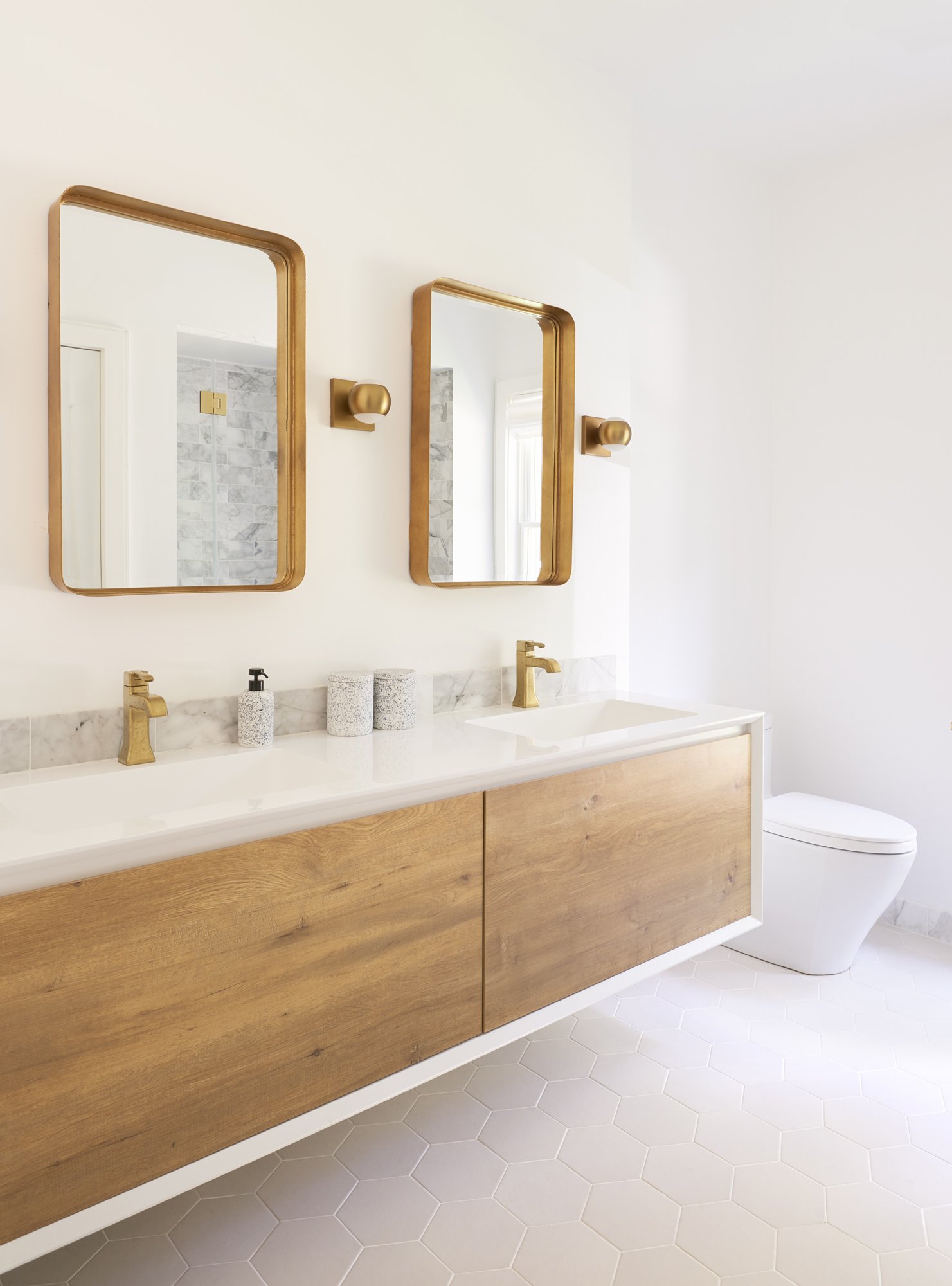 LaurenWills_WinterberryLn_0926201944_4720_Interior 11 extra bathroom FINAL.jpg