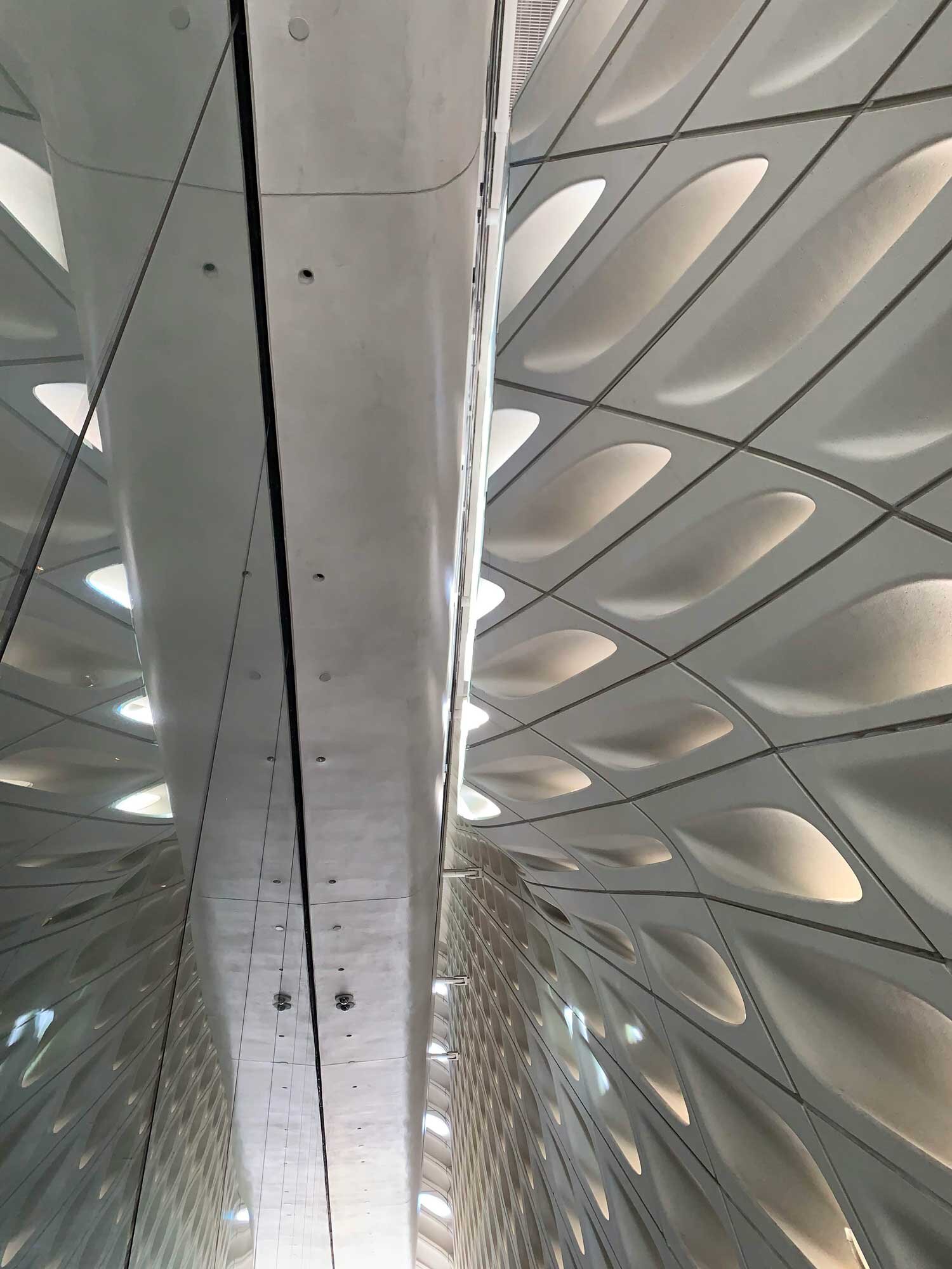 TheBroad_EntranceWalkway_LosAngeles_2019_Anjeliqueca