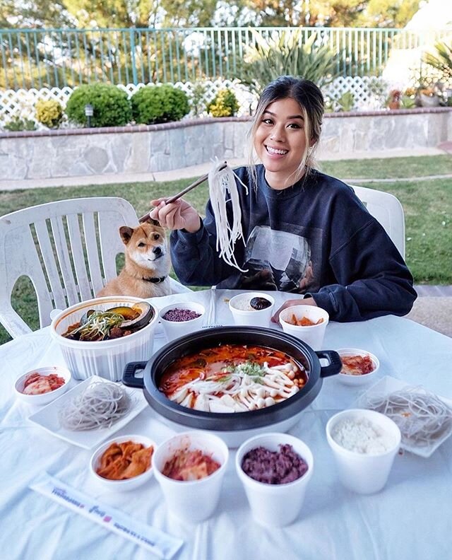 @katmeowz showing us how to have a social distancing feast at home 😋 Army stew hotpot &amp; beef short ribs are perfect to share ❤️ #yukdaejang