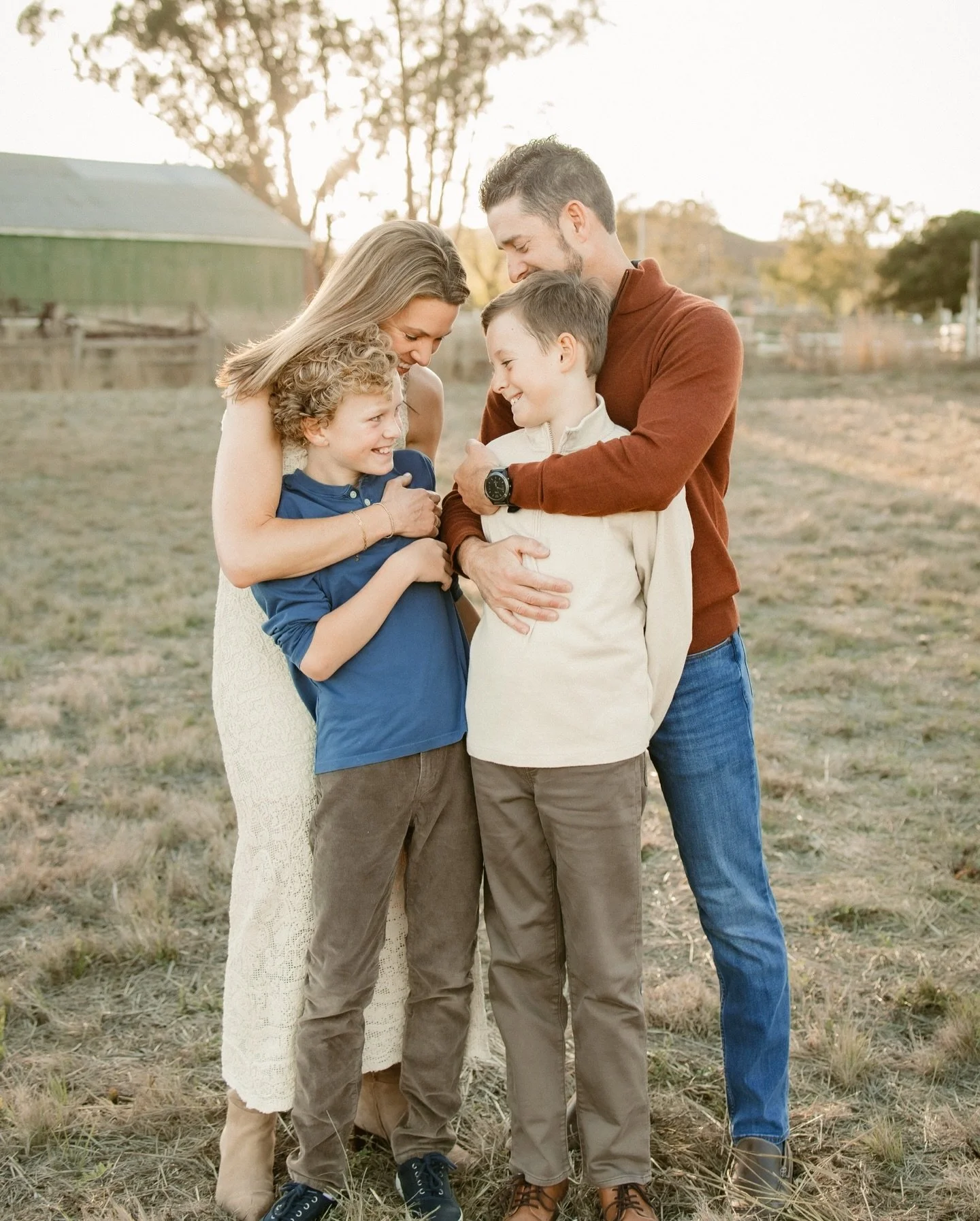 Last session of the season was yesterday&hellip; now time to finish editing galleries and to share! 

A sweet barn cat photo bombed this session&hellip; and the one after 😂 he was so sweet, all purrs and just wanted scratches. 🐈&zwj;⬛ 

#alishiaann