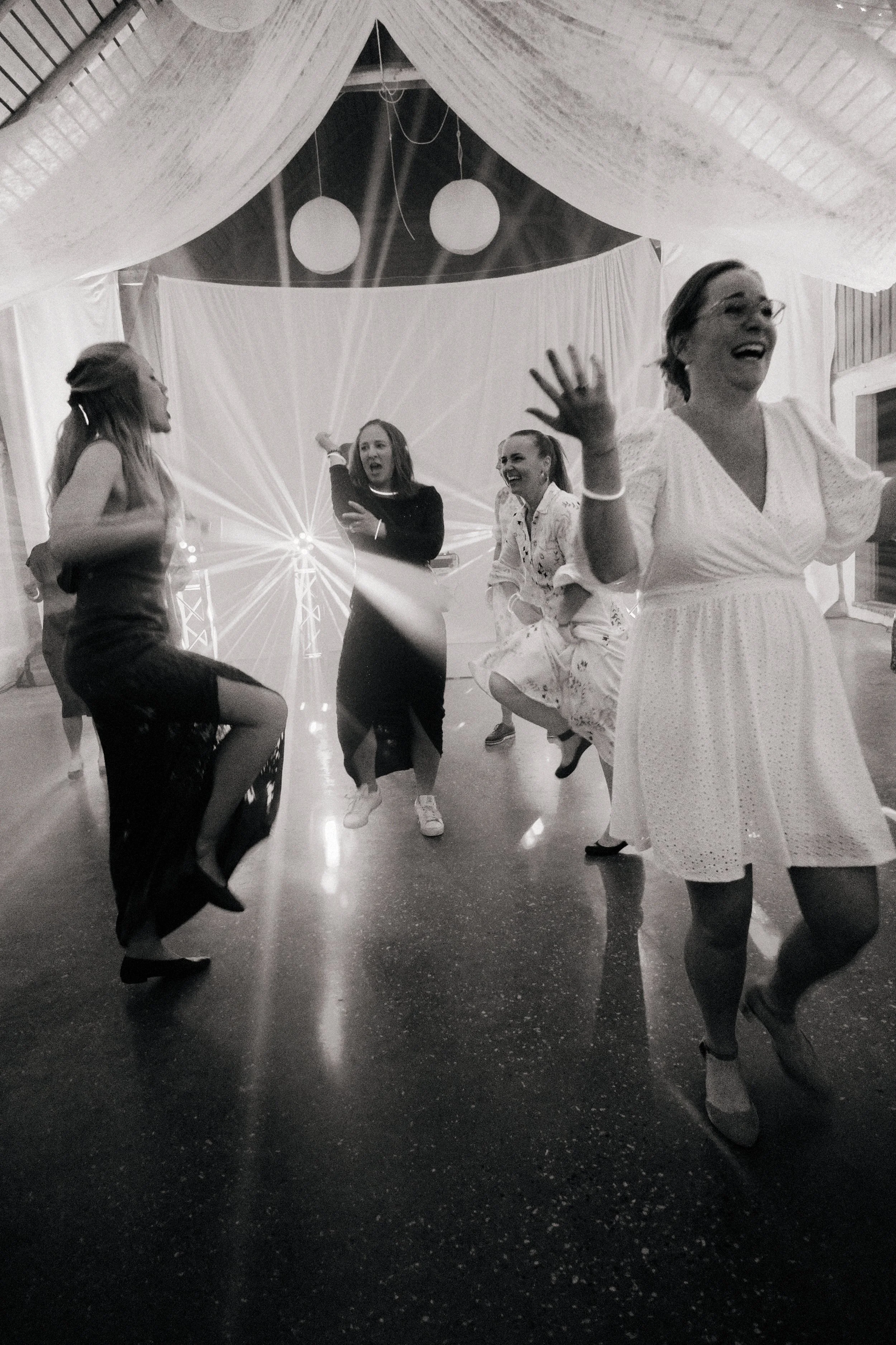 bryllupsfotograf_david_pepke_dokumentarisk_brud_danser.jpg