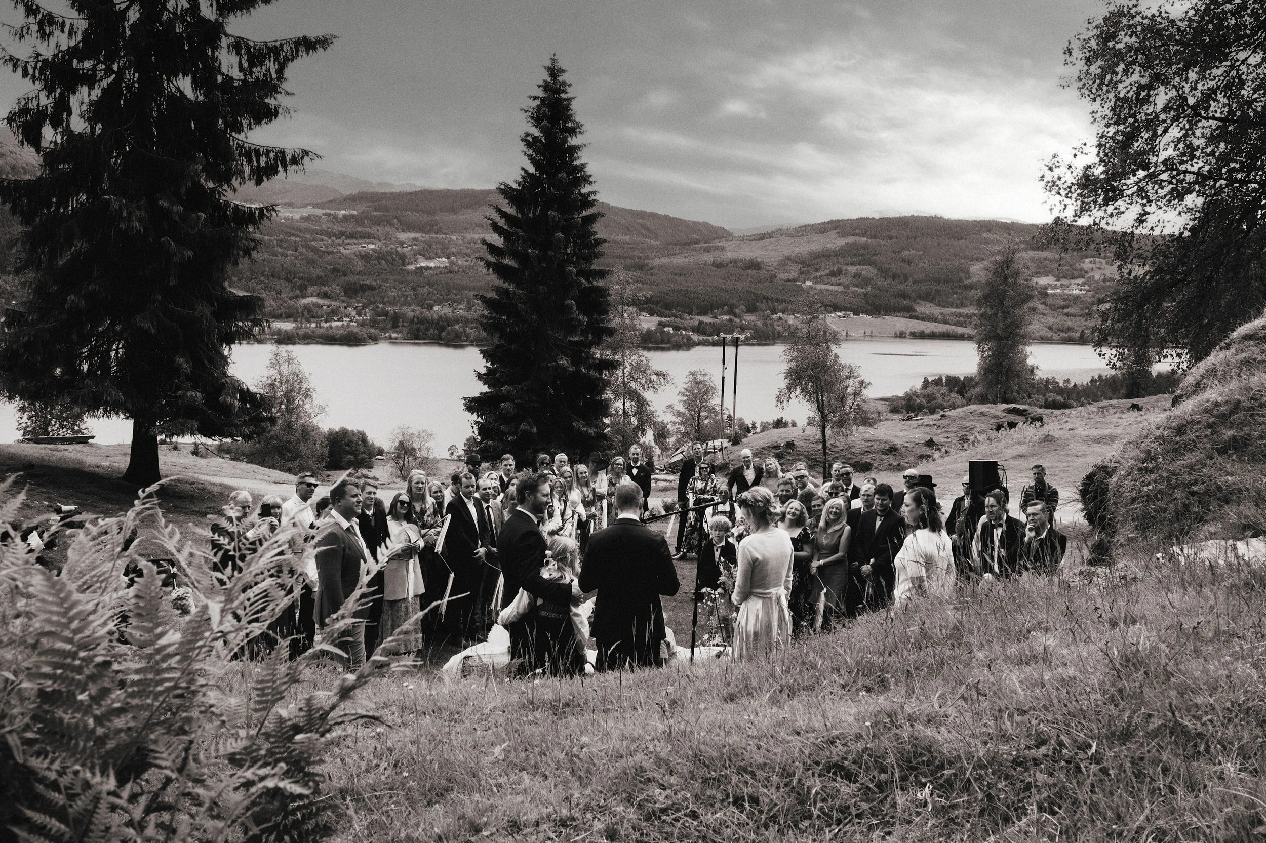 Bryllupsceremoni i de Norske fjelde taget af Bryllupsfotograf i Nordsjælland David Pepke