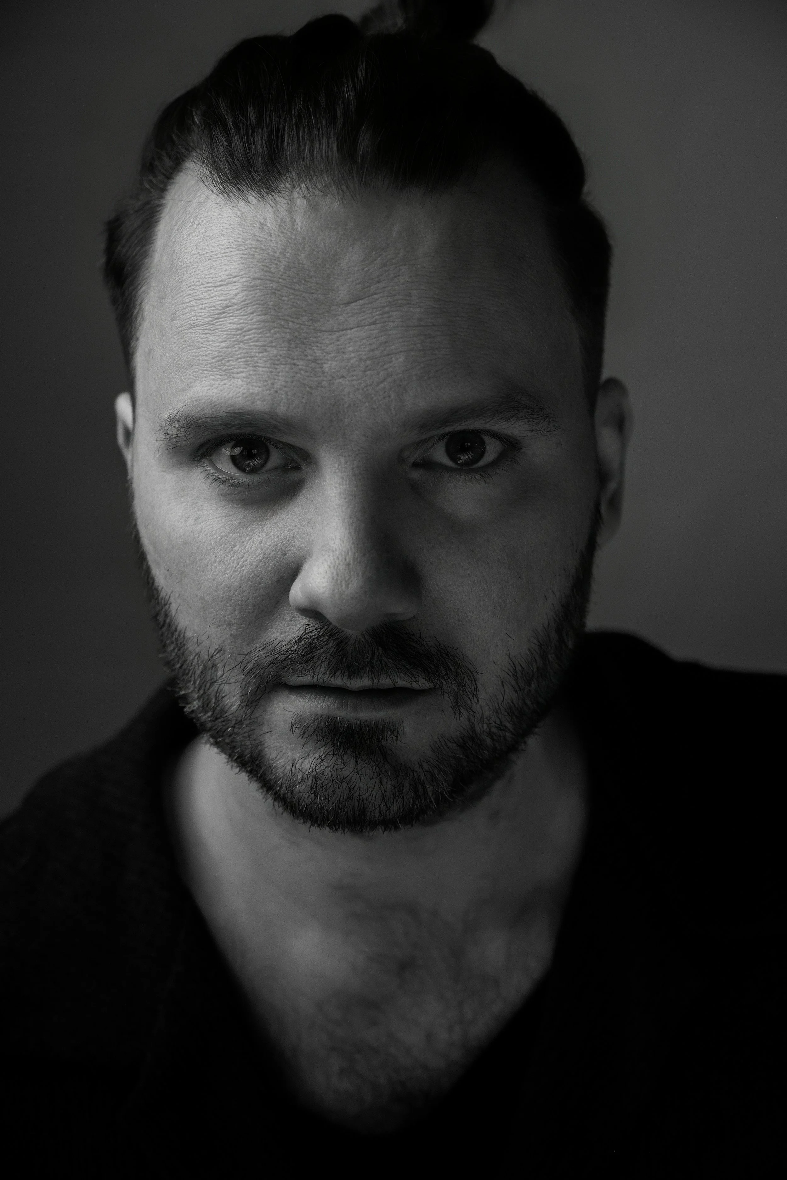 David Pepke fotograf i Nordsjælland, musiker i C21, selvportræt i sort hvid.