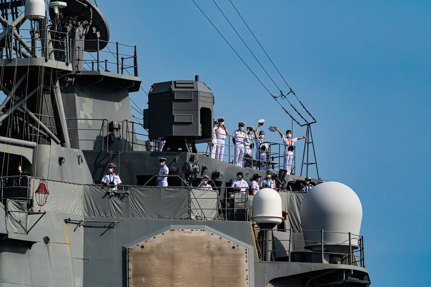 Some more #photos of the #jmsdf #japanmaritimeselfdefenseforce #destroyer #kirishima

The crew waves farewell from the #deck of the #ship as they set sail. 

Only a couple more batches of #photography of the #warship left!

#海上自衛隊 #護衛艦 #きりしま #護衛艦きりしま