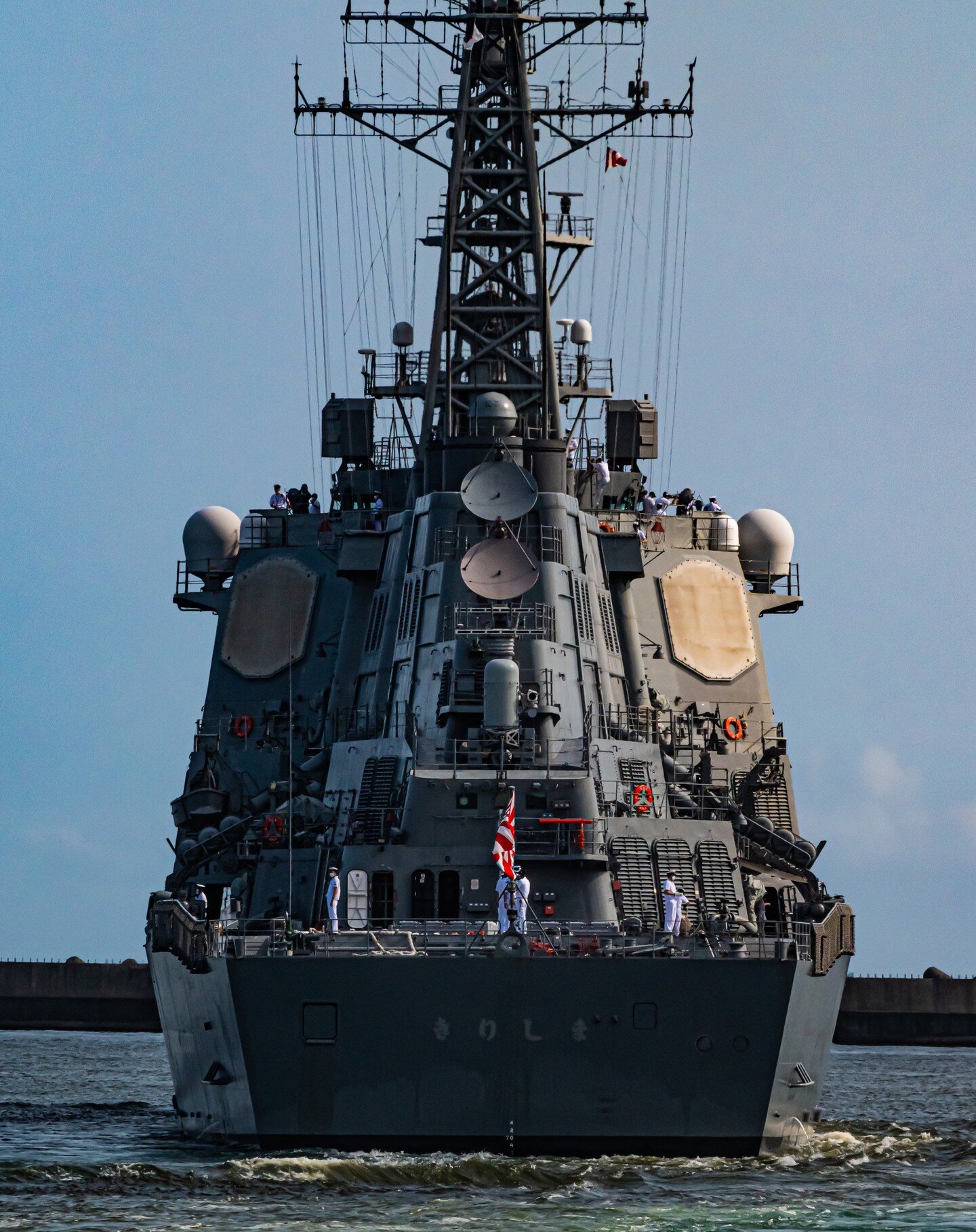 Last #photo of the #jmsdf #japanmaritimeselfdefenseforce #destroyer #kirishima

The #ship left port and was heading back home.

#海上自衛隊 #護衛艦 #きりしま #護衛艦きりしま #japan #日本