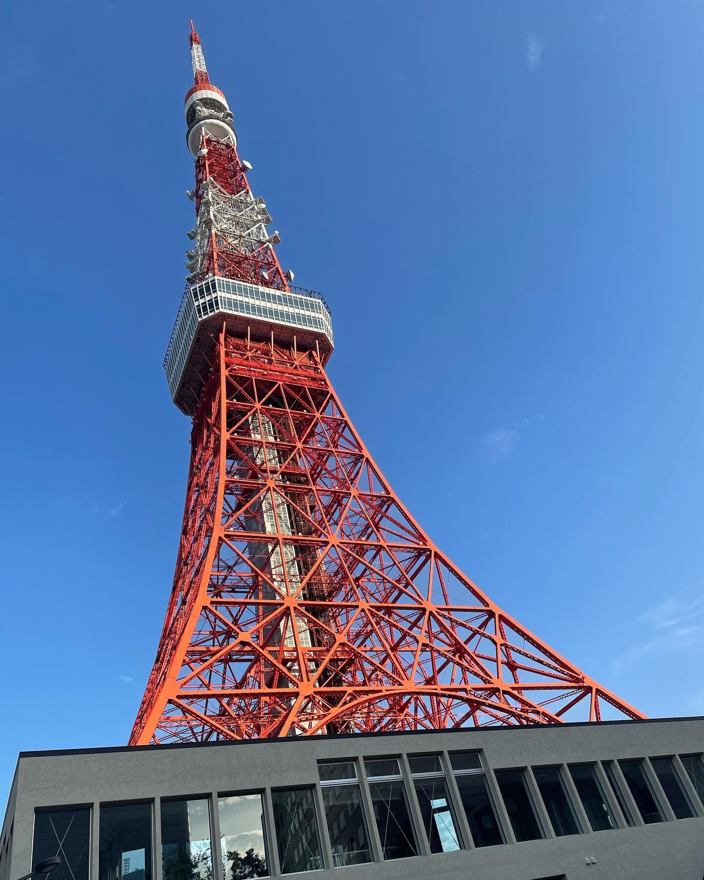 With Comiket 100 in the rear view mirror, it&rsquo;s time to do some proper sightseeing around #tokyo before I have to head out. 

The other day, I popped into #tokyotower🗼 with my buddies @atomicsuperstar and @mountainman.exe 

I hadn&rsquo;t been 