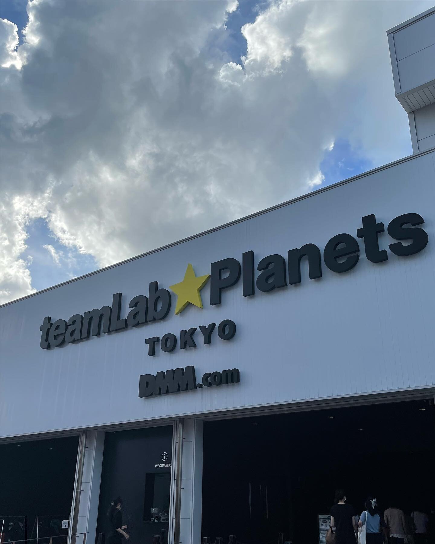 Had the chance on Wednesday to go to the #teamlabplanets exhibit in the #odaiba / #toyosu area of #tokyo #japan 

It was a fascinating#art #experience that was an #immersive journey through seemingly #liminalspace 

I highly recommend checking it out