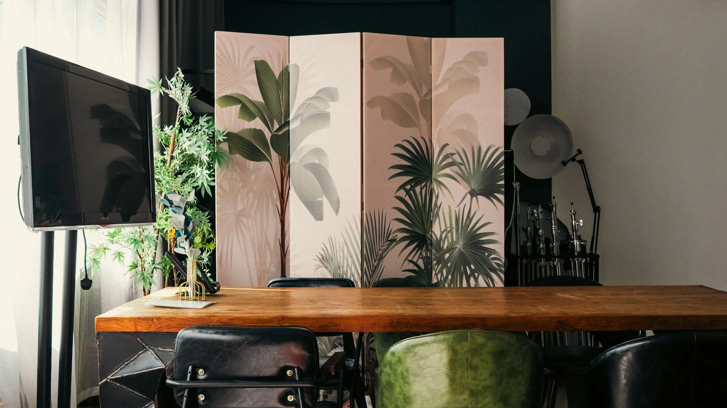 A partition panel divides the work and storage space