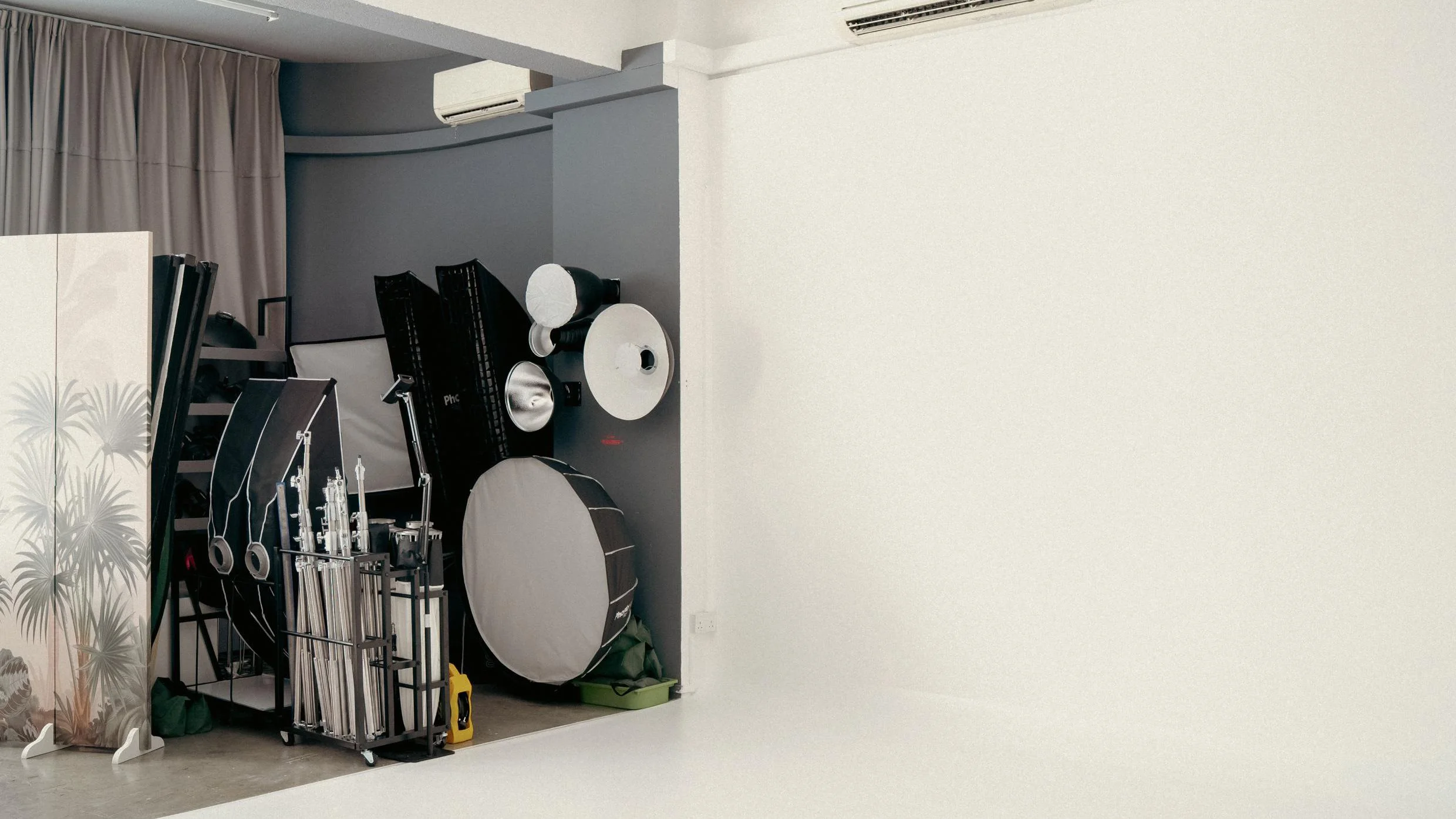 Comprehensive lighting equipment and modifiers 
