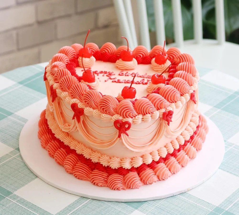 Lambeth inspired vintage heart cake | Em Cakes