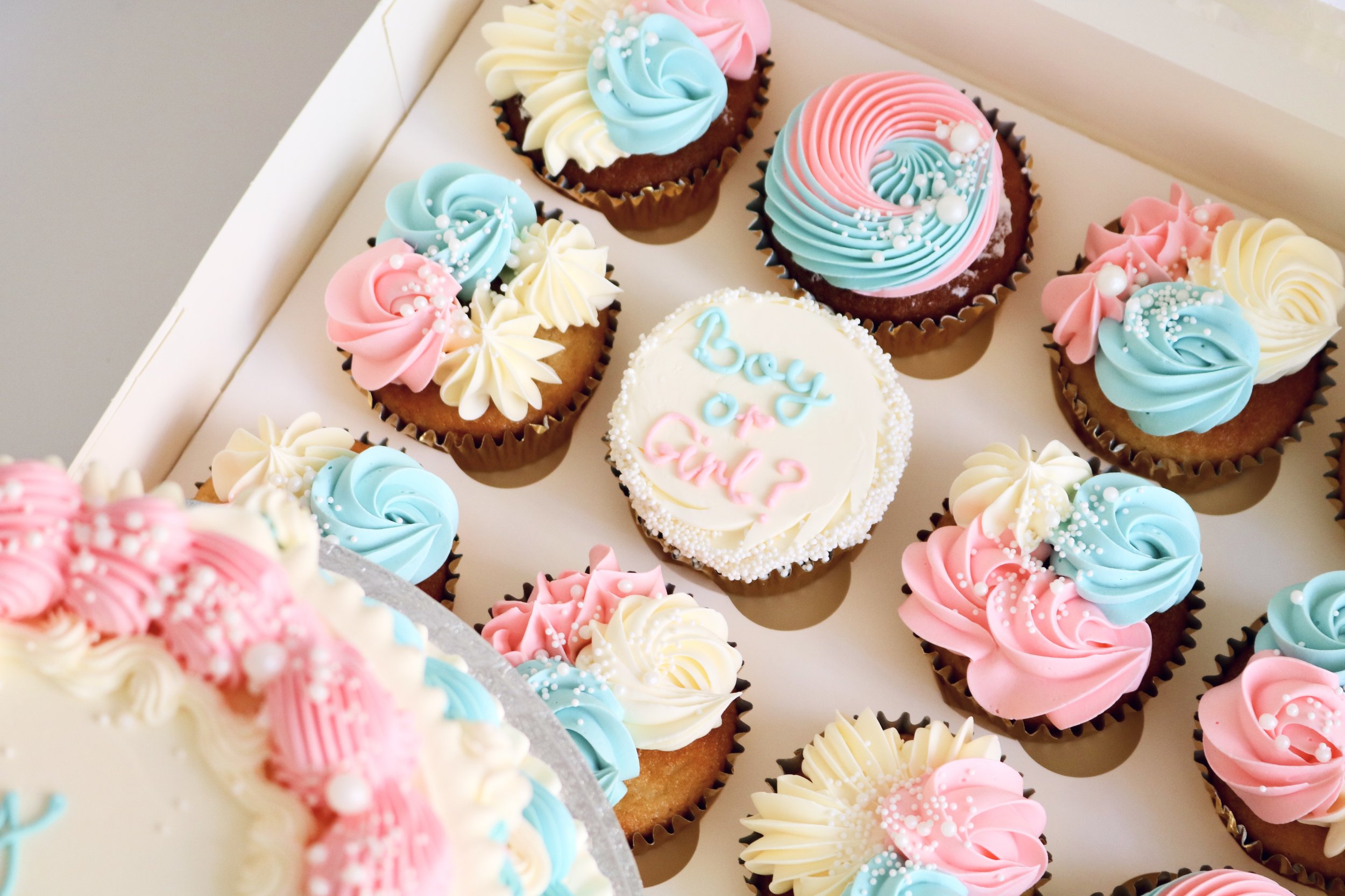 gender reveal cupcakes in baby pink and blue with encryption boy or girl ?