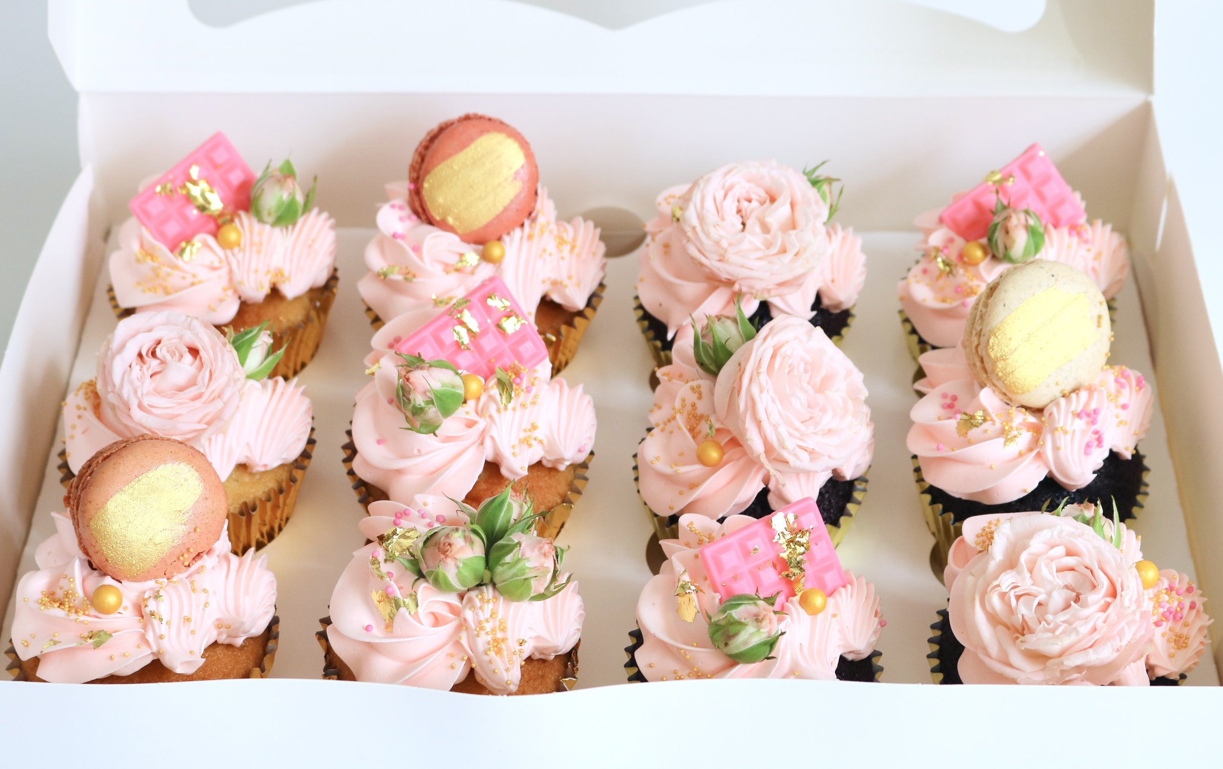 wedding cupcakes with flowers, macarons and edible gold