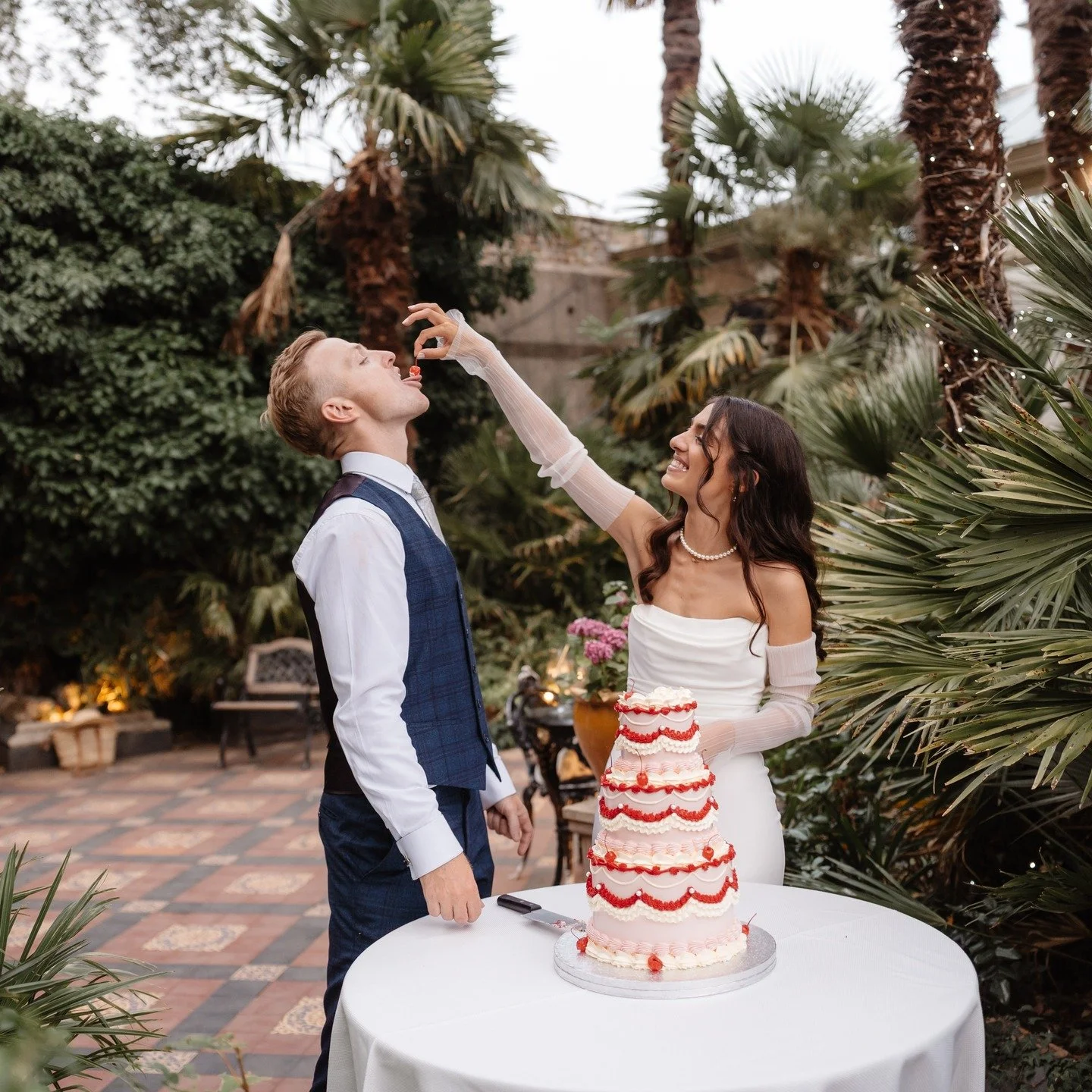 We loved bringing this sweet, romantic centrepiece to life for Marta &amp; Mikey&rsquo;s gorgeous wedding at Hampton Court House 🤍🍰.

Always so thrilled to see the cake in action 🥰💕 Thank you for sharing such beautiful photos @lucydarbyphotograph