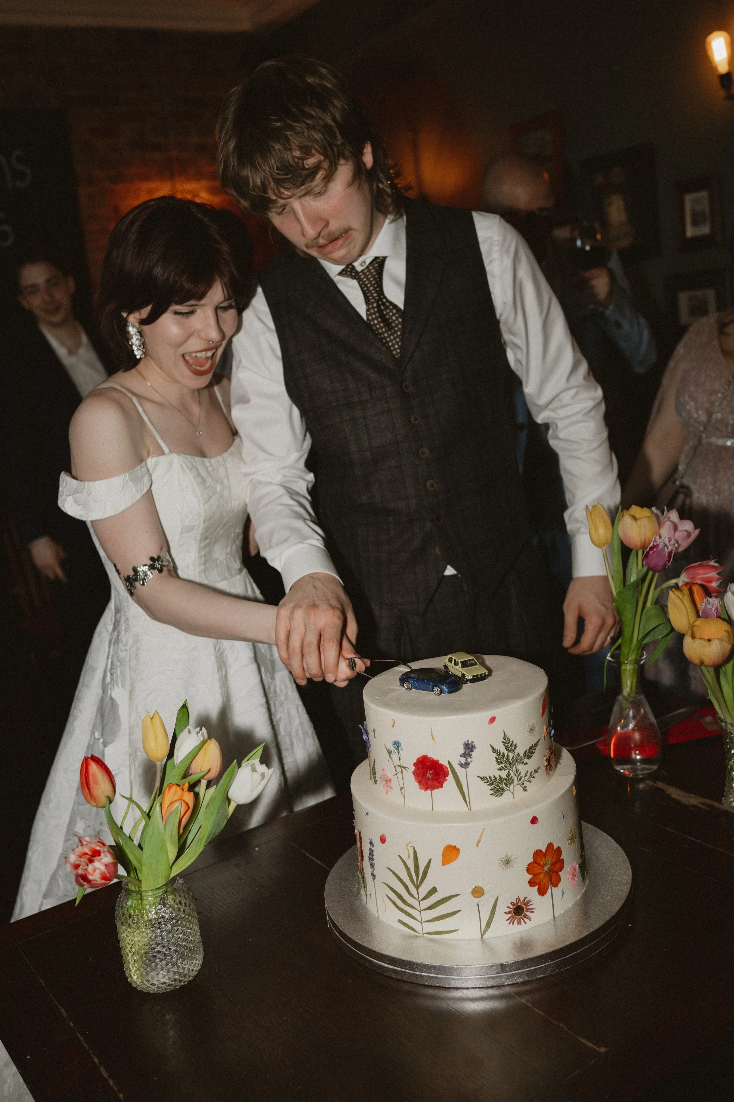 Modern Wedding Cakes London: A Guide to Clean-Lined Buttercream Design
