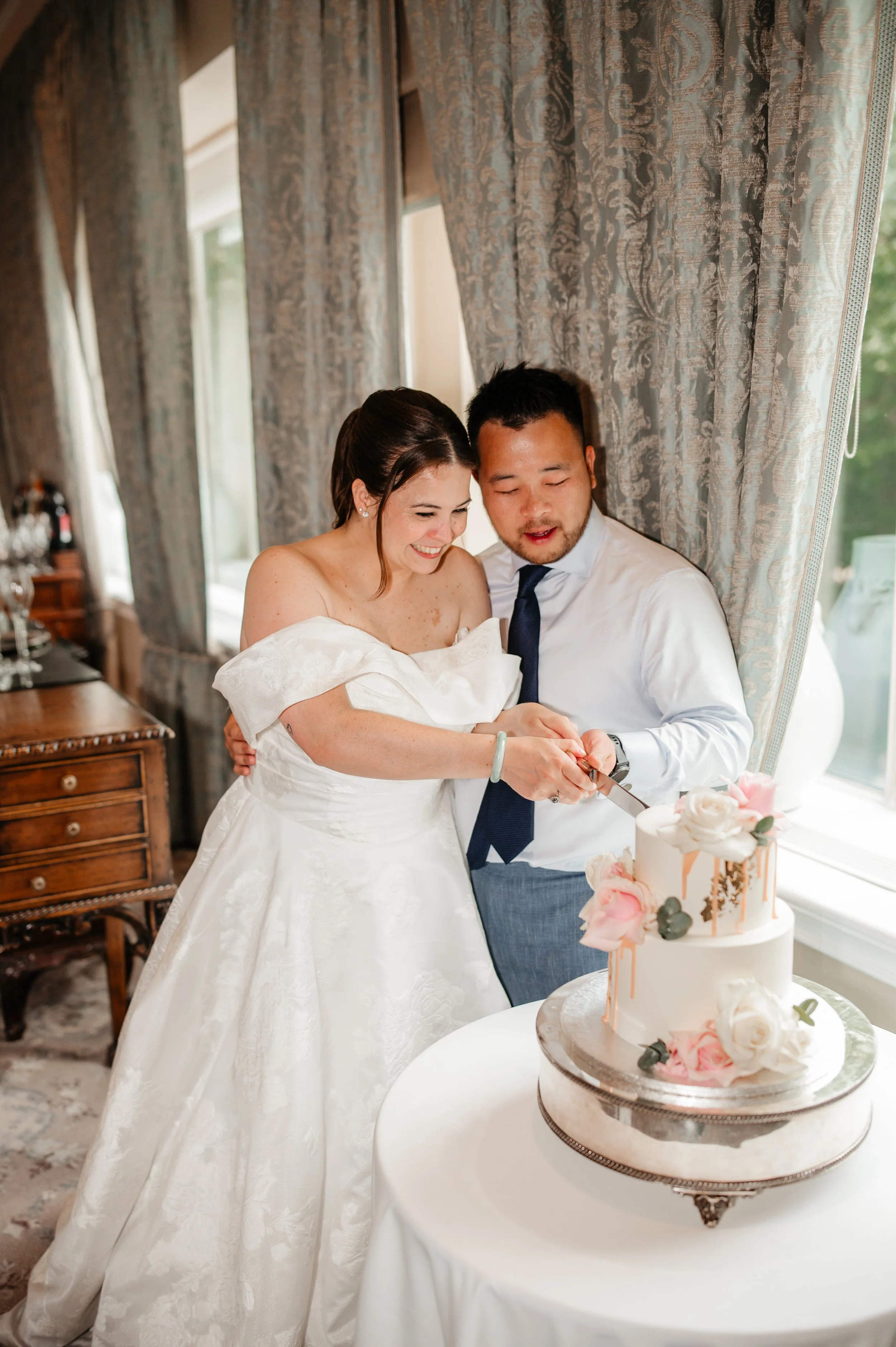 Flowers on Wedding Cakes: Fresh, Pressed and Buttercream Explained