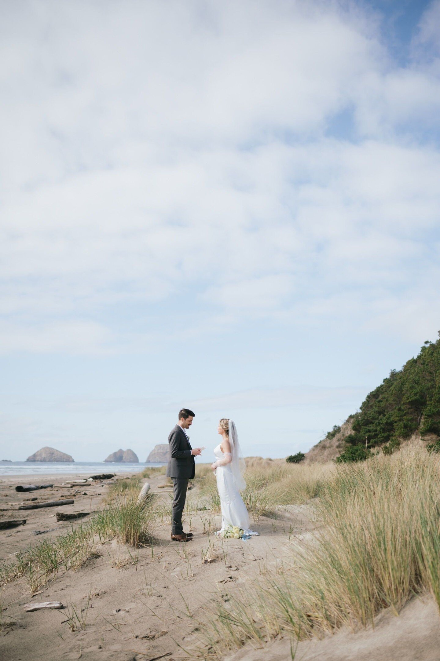 The best weather for this beach elopement! ⁣
⁣
Concept | @meganvandoranphoto⁣
Planning &amp; Design | @keenevents @amandajeanpdxevents⁣
Photography | @tilldeathdoweadventure⁣
Venue | @meenalodge⁣
Florals | @kristineaejin⁣
Beauty | @kellithomsen⁣
Pavl