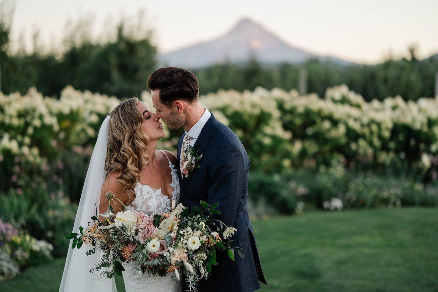 Why settle for one mountain in your photos, when you can have two! At The Orchard you not only have stunning views of Mt. Hood, but also Mt. Adams! ⁣
⁣
Day of Coordinator | @lovenotes.hr⁣⁣⁣
Photographer | @tilldeathdoweadventure⁣⁣⁣
Videographer | @fi