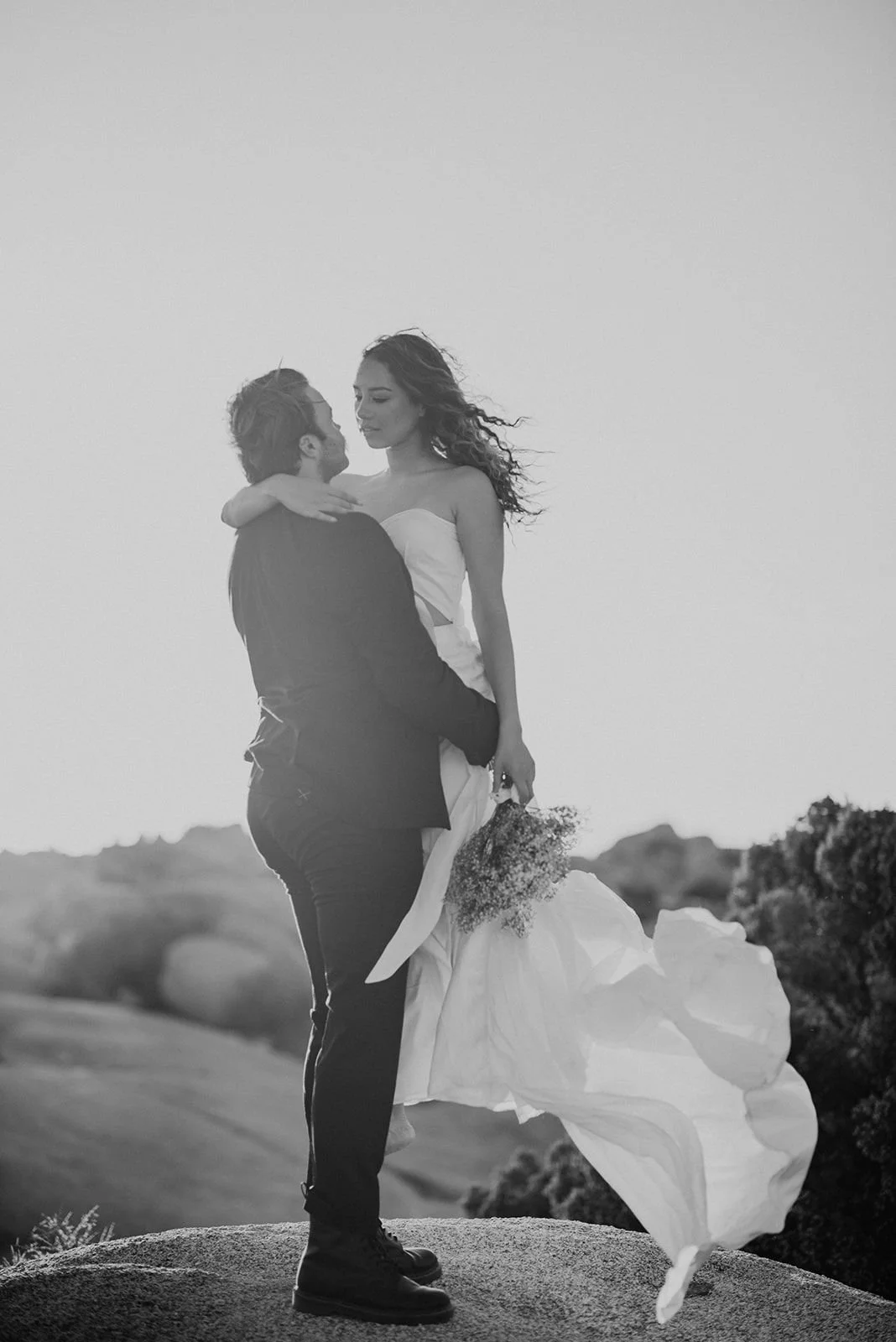 Joshua Tree National Park is my favorite NP! It is just magical. It was so fun to do some new hikes last week there! Split rock and heart rock! ⁣
⁣
What is your favorite NP?⁣
⁣
Joshua Tree Elopement, Joshua Tree Elopement Photographer
