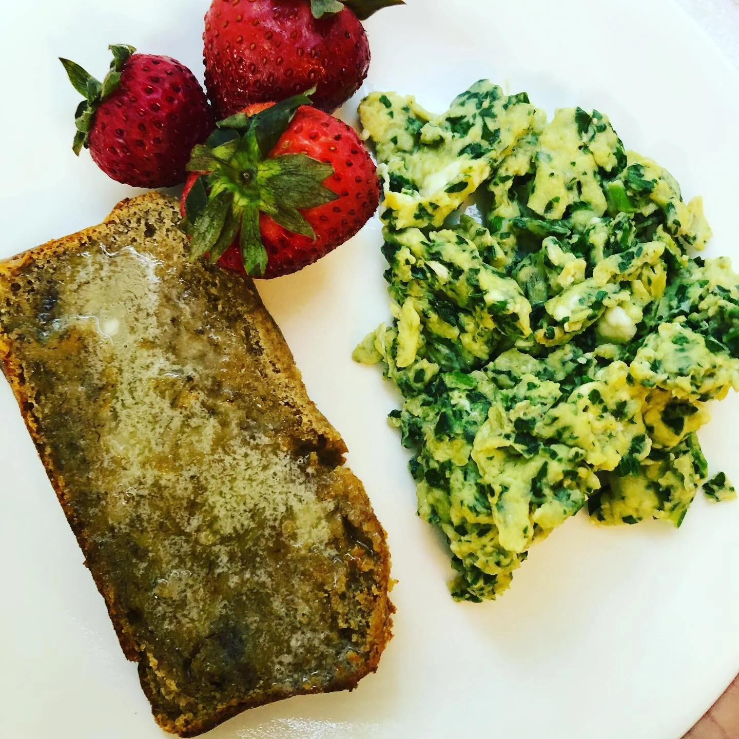 I am not a morning person at all. My husband is usually in charge of breakfast but he has early work meetings the next two days so I have to make breakfast 😫⁣
⁣
My favorite quick breakfast is GREEN EGGS (scrambled eggs with finely diced spinach and 