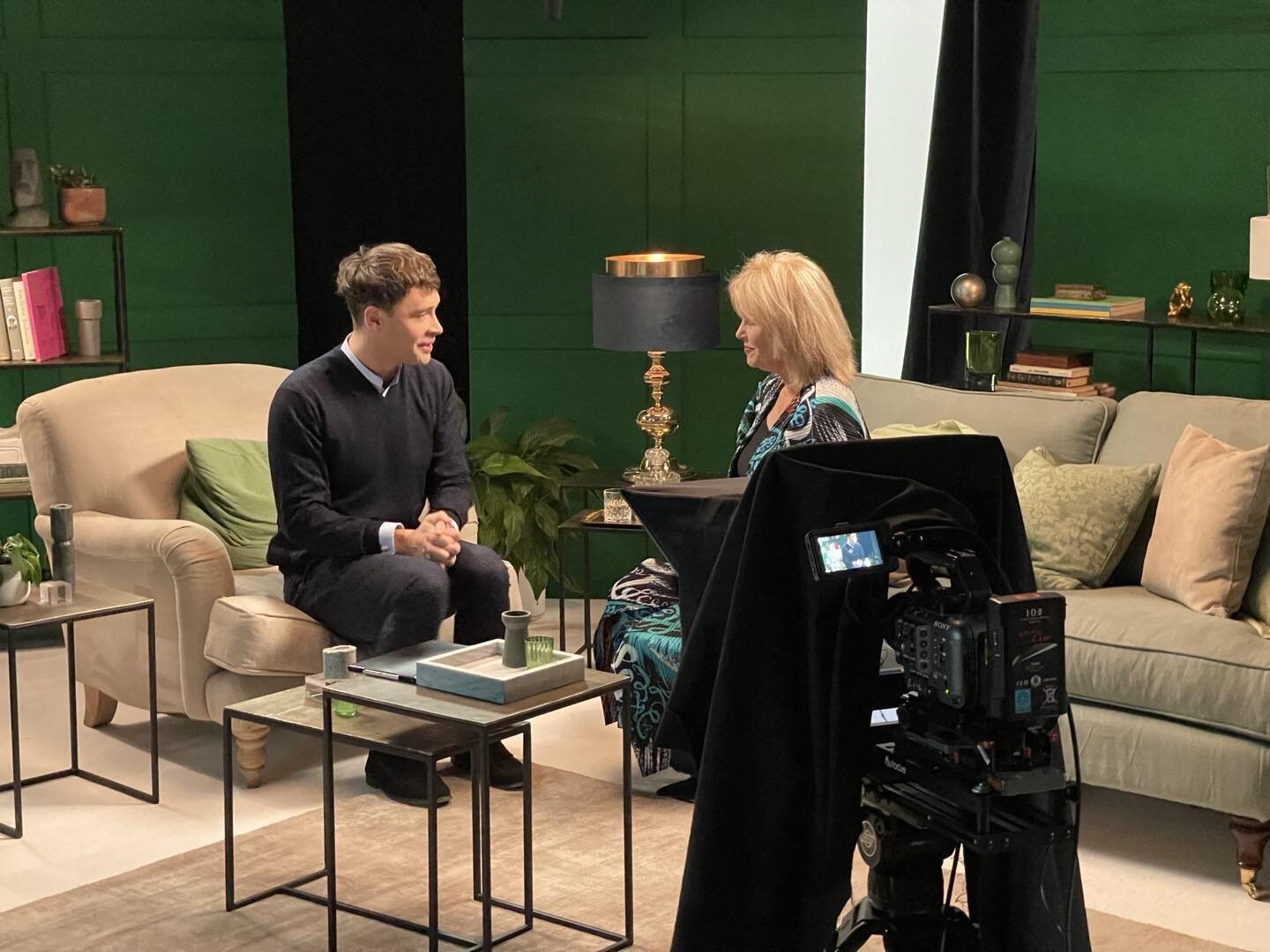 Flashback to when I did a spot of streaming with Joanna Lumley last year. (Yes it&rsquo;s quiet and it&rsquo;s jan I&rsquo;m finally doing my social stuff) anywho the shoot was absolutely fabulous&hellip;. Well it wasn&rsquo;t but it was.
#livestream