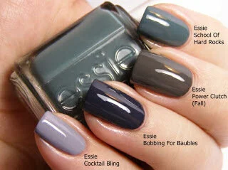 Dark nails with an engagement ring… Do or don’t? 