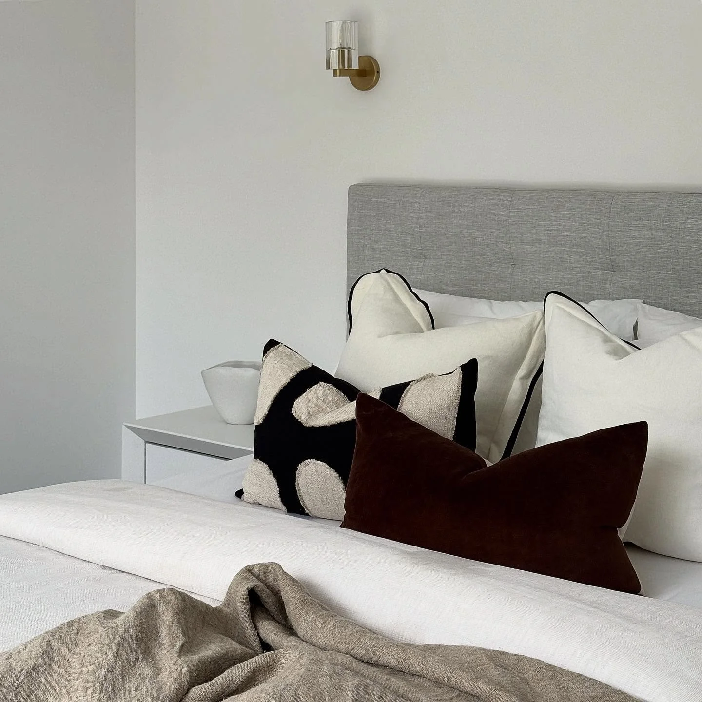 Soft neutrals, clean lines, calm mind 🤍 @makermadestudios 
.
.
.
.
.
#propertystyling #homestaging #interiordecor #realestate #homedesign #propertylisting #decorideas #interiordesigninspiration #styledtosell #stylishhomes #realtor #propertyforsale #