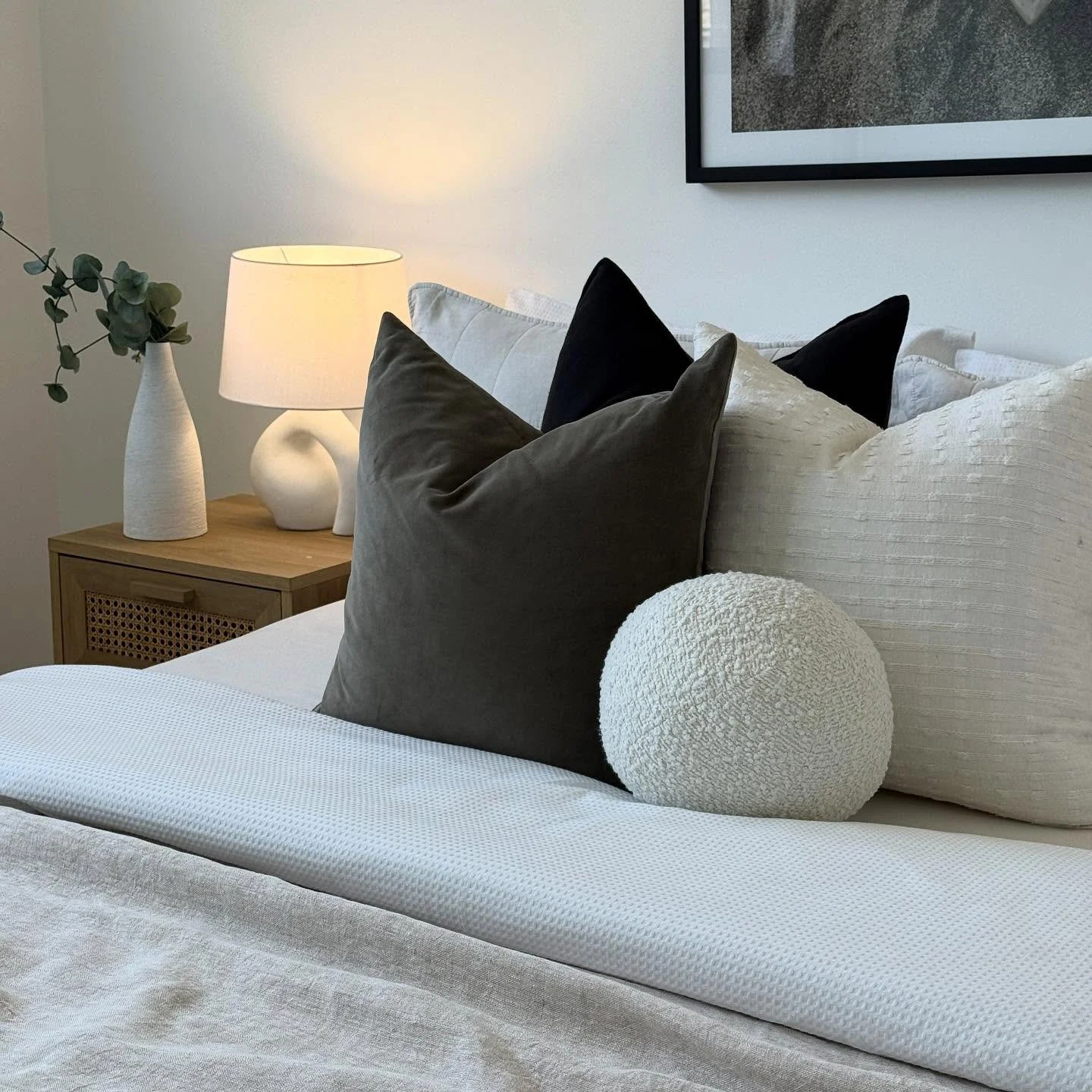 Happy hump day @makermadestudios 
.
.
.
.
.
#propertystyling #homestaging #interiordecor #realestate #homedesign #propertylisting #decorideas #interiordesigninspiration #styledtosell #stylishhomes #realtor #propertyforsale #homestagingtips #interiord
