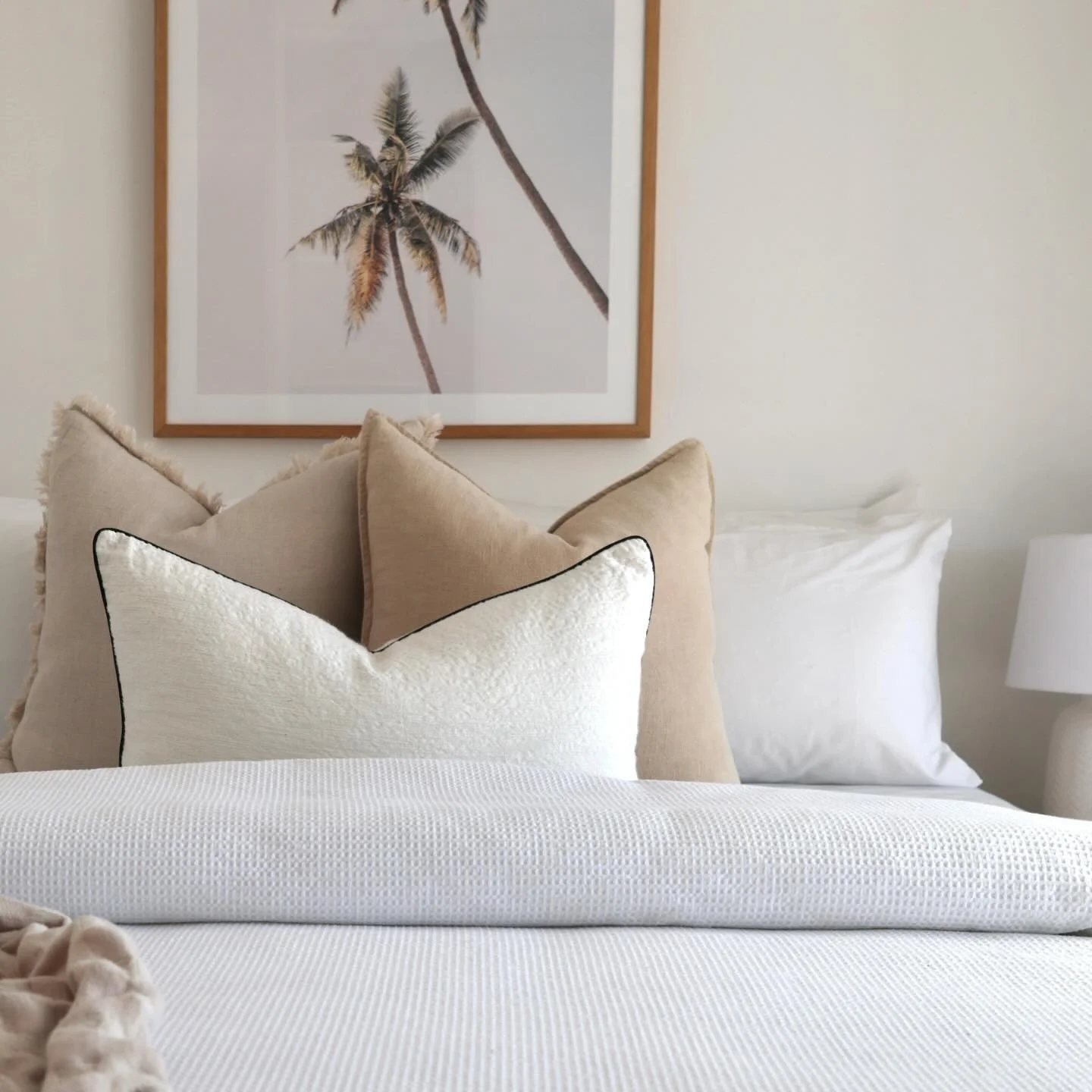 Light coastal.. ready for summer ! @makermadestudios 
.
.
.
.
.
#propertystyling #homestaging #interiordecor #realestate #homedesign #propertylisting #decorideas #interiordesigninspiration #styledtosell #stylishhomes #realtor #propertyforsale #homest