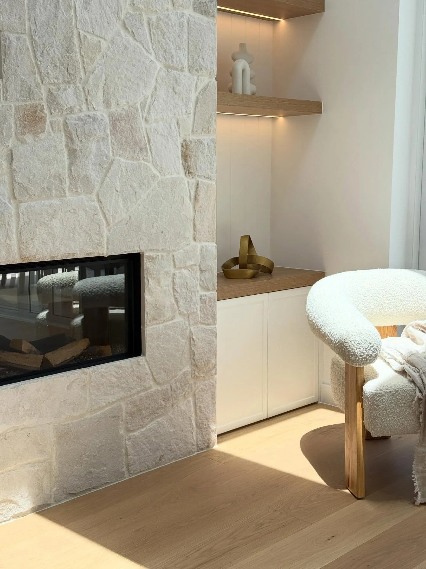 Styling transforms a house into a lifestyle buyers fall in love with. It&rsquo;s not just furniture.. it&rsquo;s creating an emotional connection that sells. @makermadestudios 
.
.
.
.
.
.
#propertystyling #homestaging #interiordecor #realestate #hom