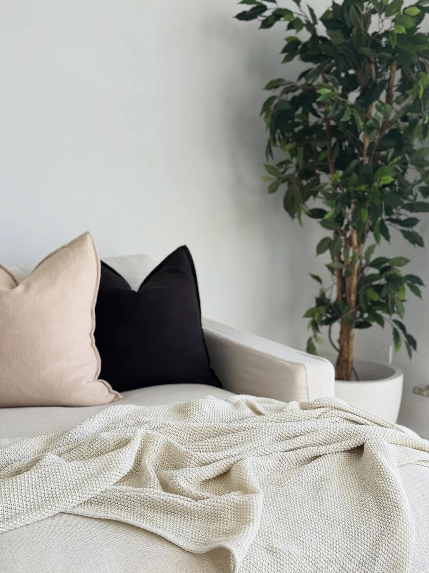 Effortless styling.. Because every home needs that one perfect spot to land @makermadestudios 
.
.
.
.
.
#propertystyling #homestaging #interiordecor #realestate #interiordesign