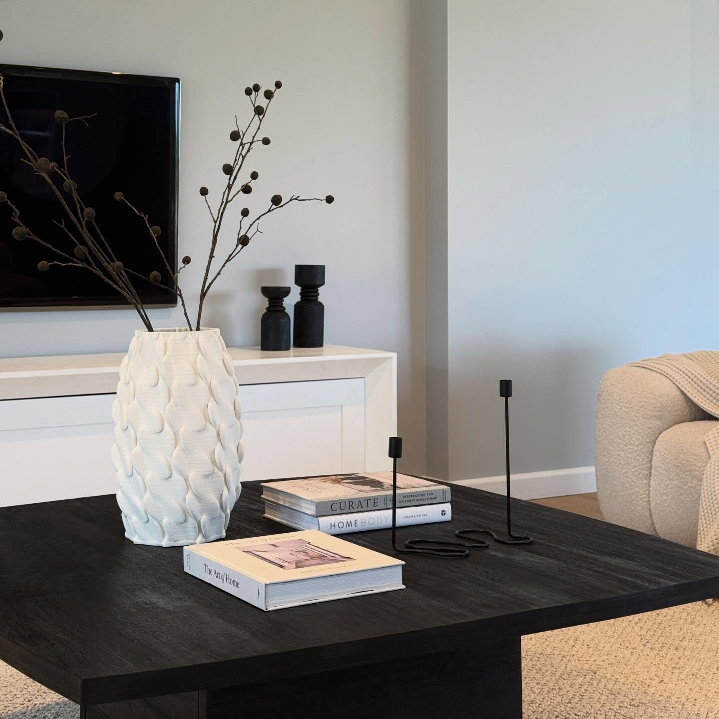 M A L A B A R ~ @makermadestudios 
.
.
.
.
.
#propertystyling #homestaging #interiordecor #realestate #homedesign