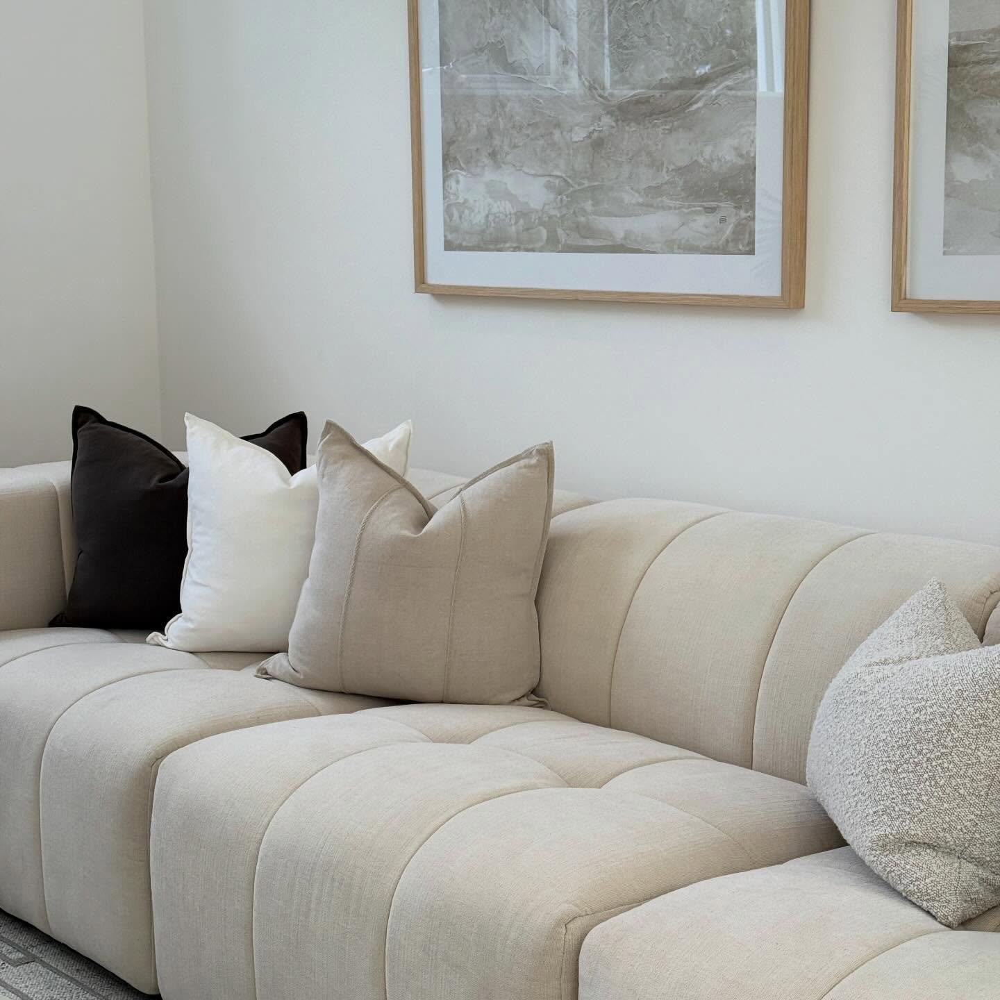 With Pantone&rsquo;s 2026 Color of the Year in mind we created serenity and quiet luxury into this space.
A reminder that simplicity can still feel rich. @makermadestudios 
.
.
.
.
.
#propertystyling #homestaging #interiordecor #realestate #homedesig