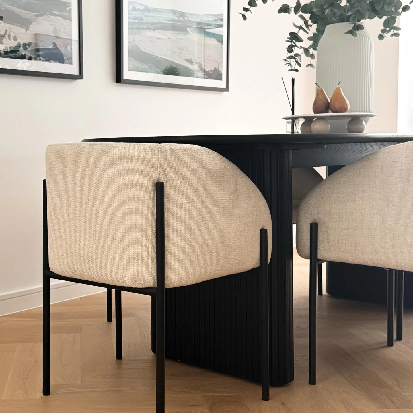 Styling doesn&rsquo;t just fill a space, it helps buyers feel at home before they even walk in. @makermadestudios 
.
.
.
.
.
#propertystyling #interiordecor #realestate #homedesign #propertylisting