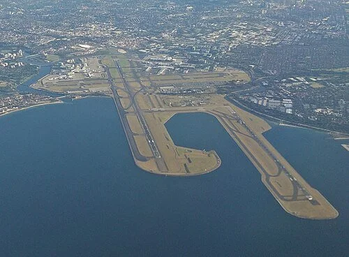 VH-EDC Airport.jpg