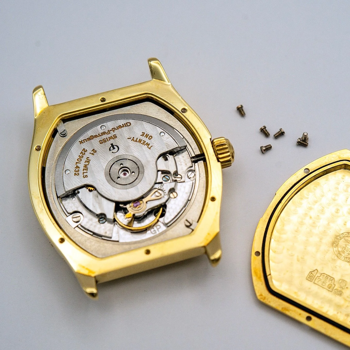 Girard-Perregaux Quanti&egrave;m Perp&eacute;tual reference 2740 featuring an ETA 2892 with perpetual calendar module. No reference on the module.