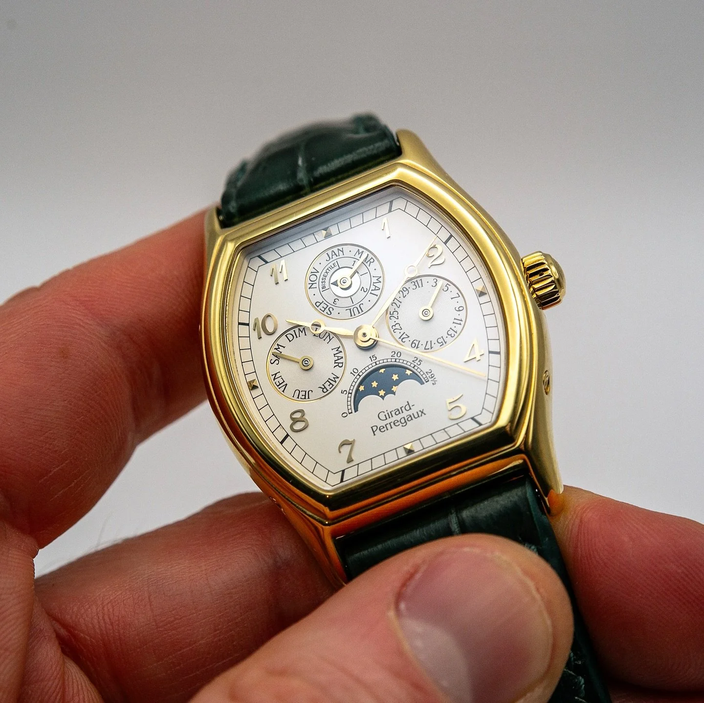 I like the way the leap year is designed in this one both the indicator and the module. Many module use a 12-position wheel with a four-sided, rotating tooth. While clever, I always felt it a little delicate. This one uses a 48-position wheel with on