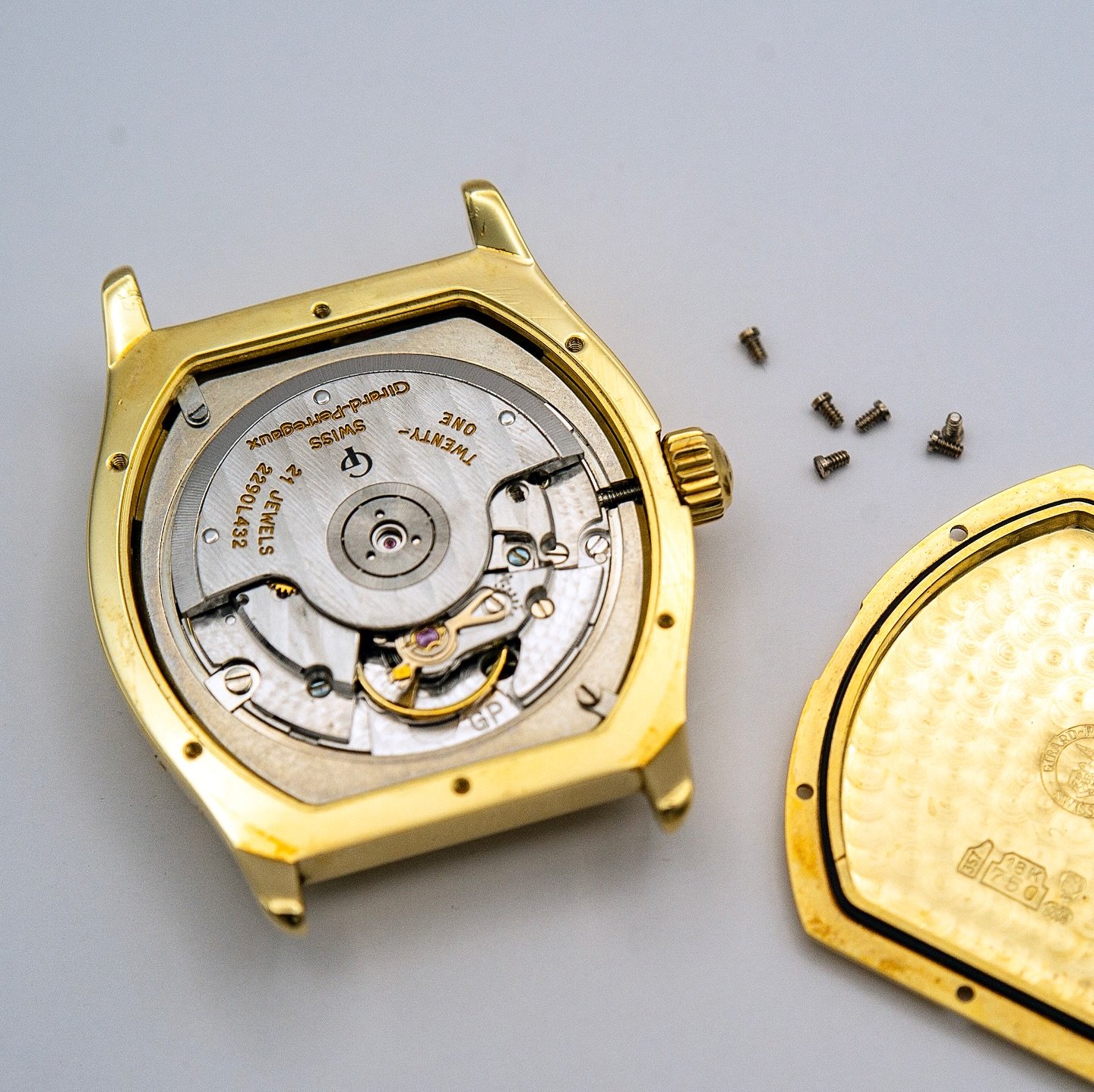 Girard-Perregaux Quanti&egrave;m Perp&eacute;tual reference 2740 featuring an ETA 2892 with perpetual calendar module. No reference on the module.