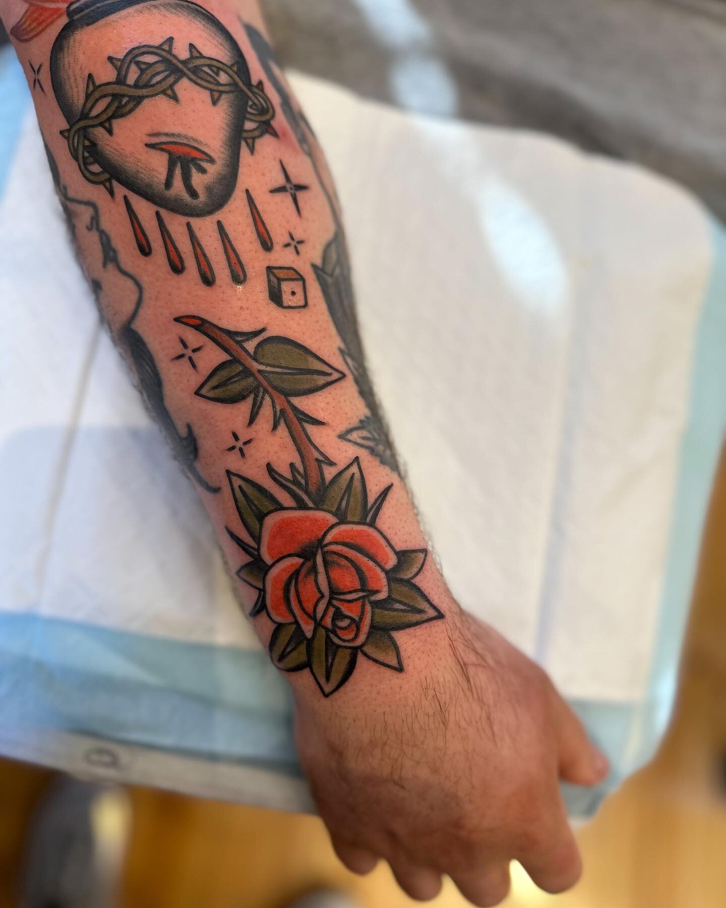 🍂 Filled a gap on Noah&rsquo;s forearm between a couple of tattoos done over the past few years, thanks Noah!🌹
⠀⠀⠀⠀⠀⠀⠀
✉️ For all bookings &amp; enquiries please email justintattoo28@gmail.com || Form link in bio🌹