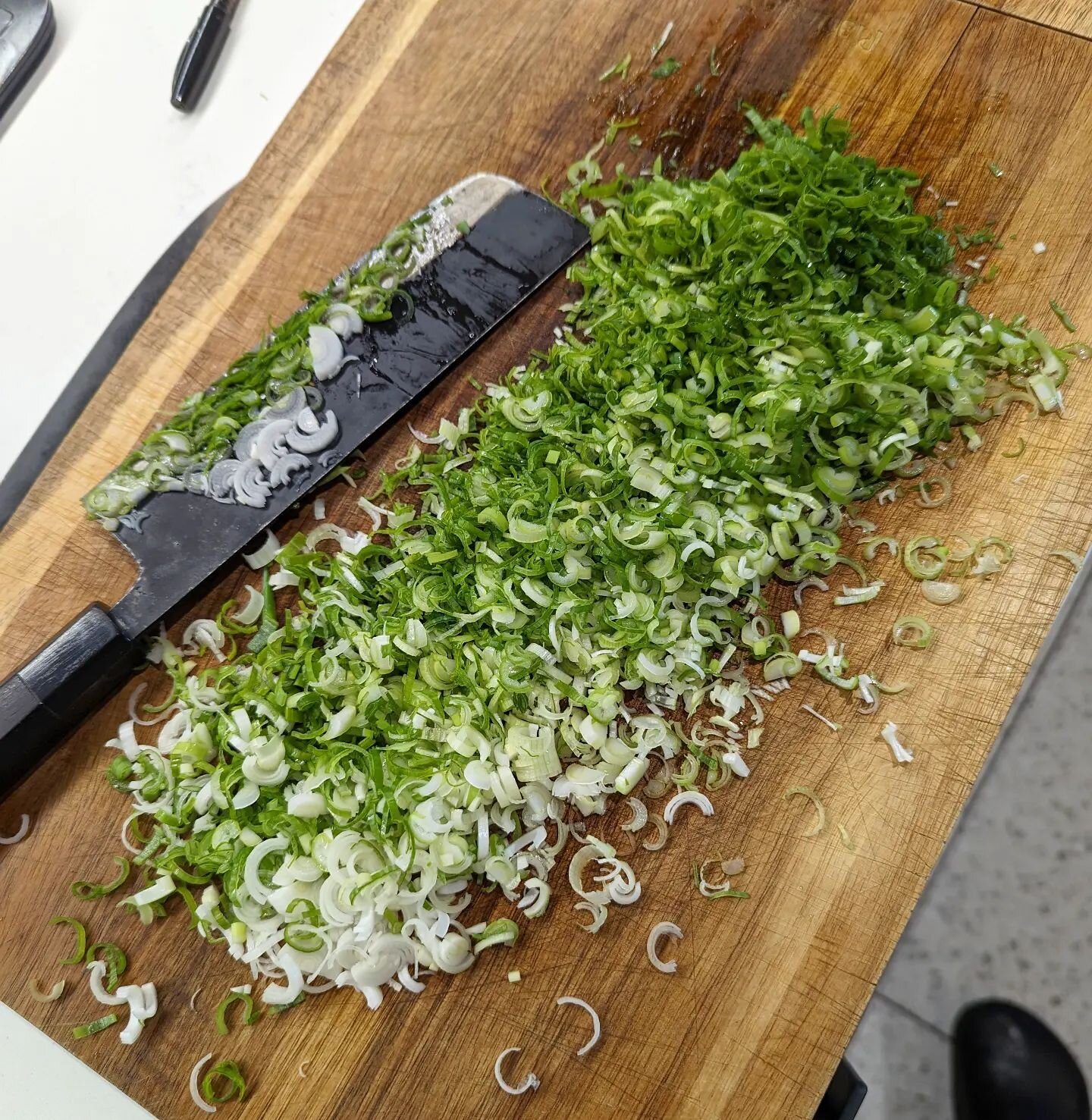 The gradient of spring onion. Sharp knives are essential for herb and delicate vegetable prep, resulting in herbs that stay vibrant and fresh after being cut but also have a cleaner, fresher taste. Especially in the case of aliums (garlic and onion f