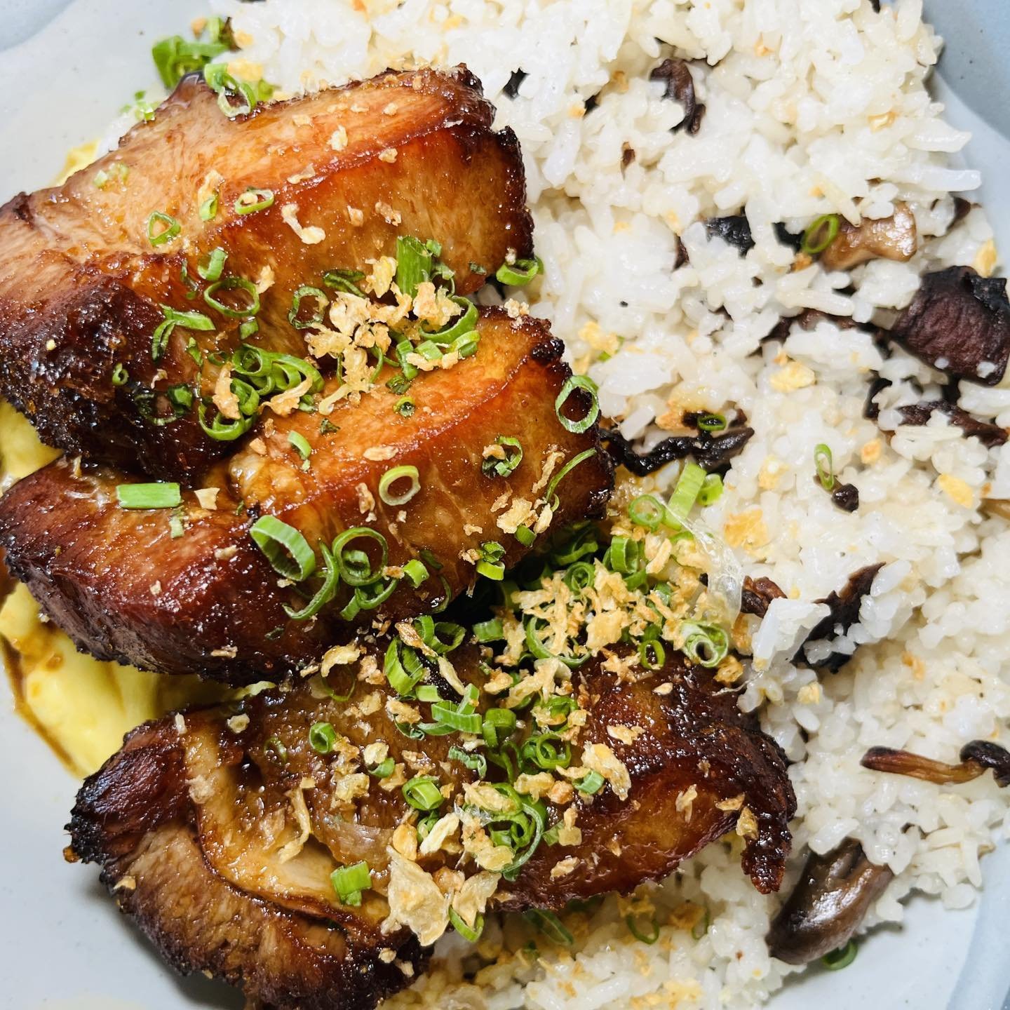 I HAVE A NEW FAVORITE AT BUNGALOW!

It&rsquo;s been a while since I last visited Bungalow Cafe &amp; Bakery (@bungalowcafe), and I found my new favorite dish there: Pineapple Glazed Belly! The pork belly is tender and fatty, with a balance of sweet a