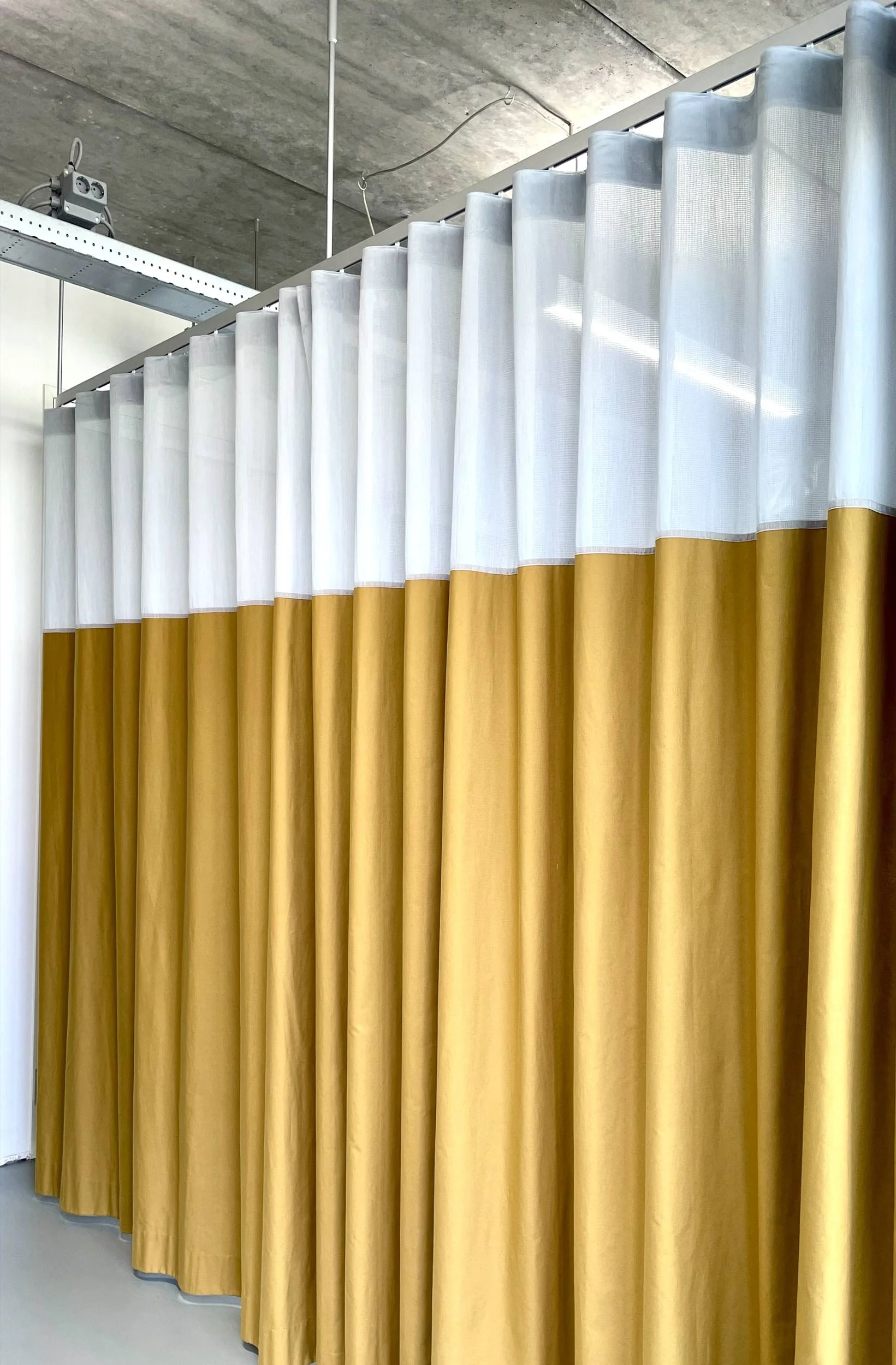 Kimik_Design_Gordijn_No75_Grijs_Oker_Mesh2.jpg
