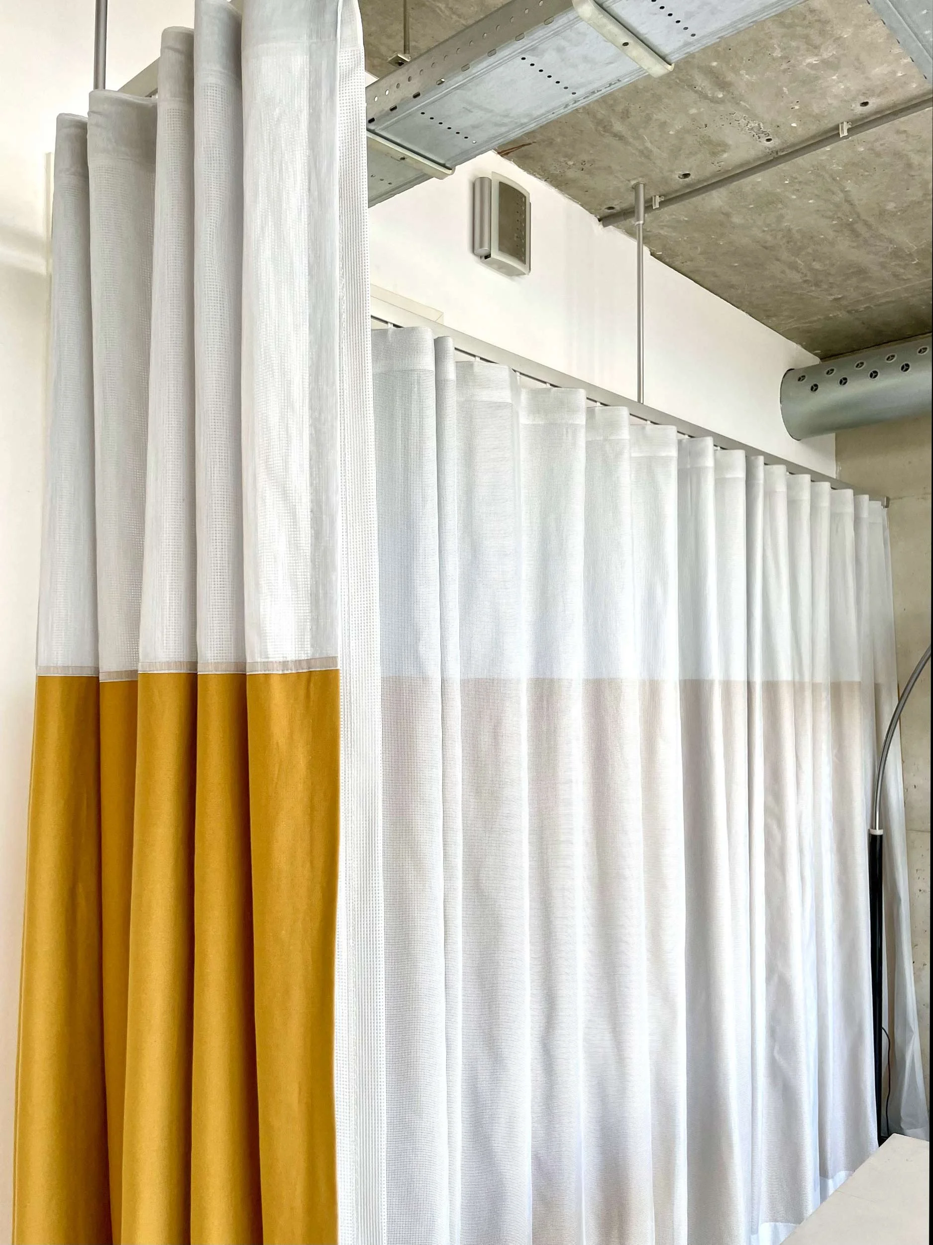 Kimik_Design_Gordijn_No75_Grijs_Oker_Mesh9.jpg