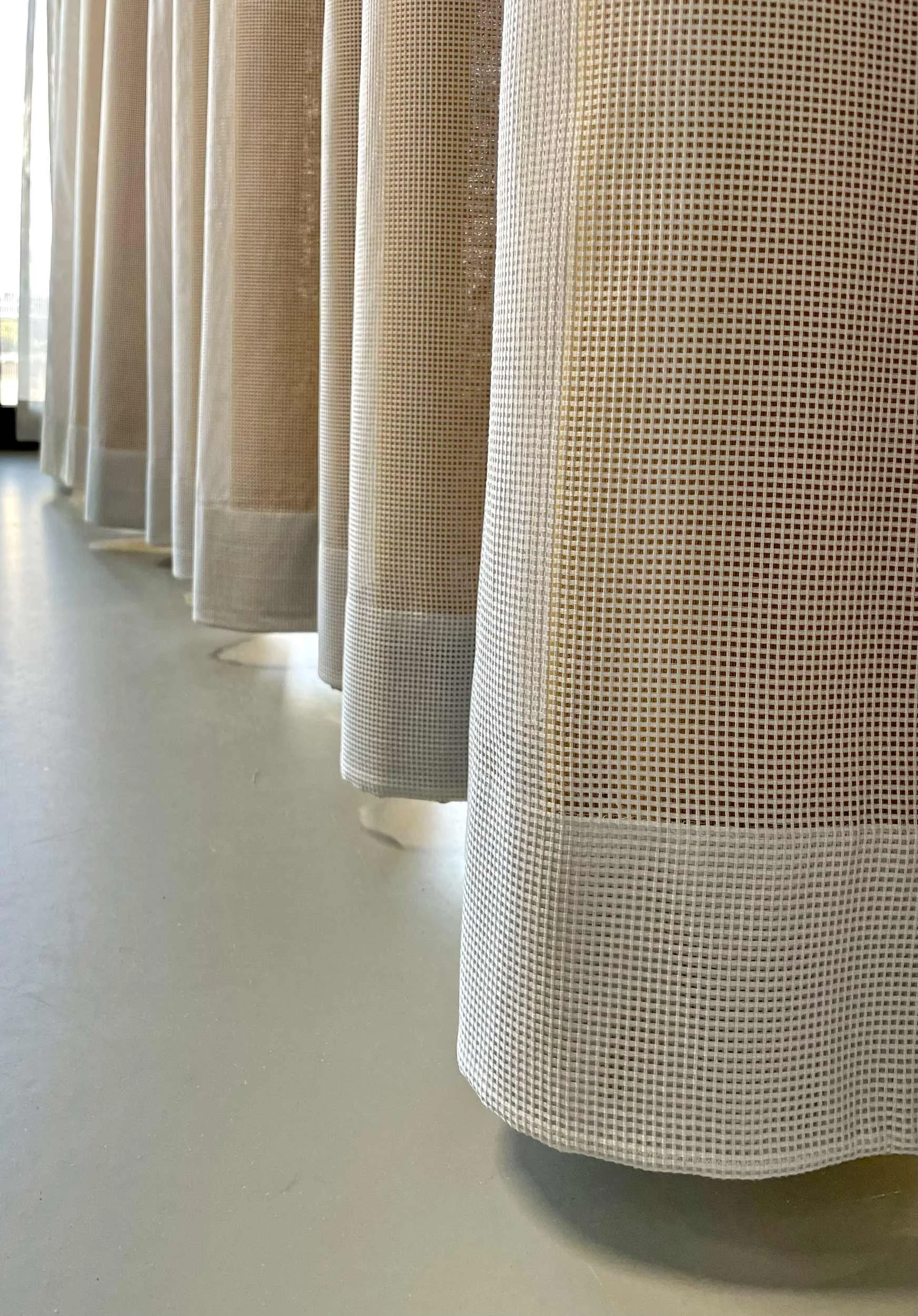 Kimik_Design_Gordijn_No75_Grijs_Oker_Mesh12.jpg